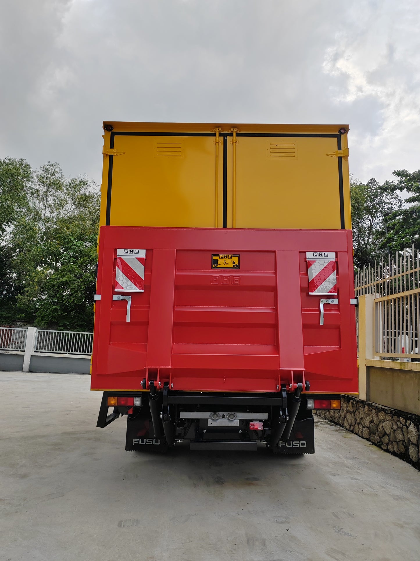 2025 Mitsubishi FUSO 17ft Aluminium Box All-doors yellow painted with tail-lift