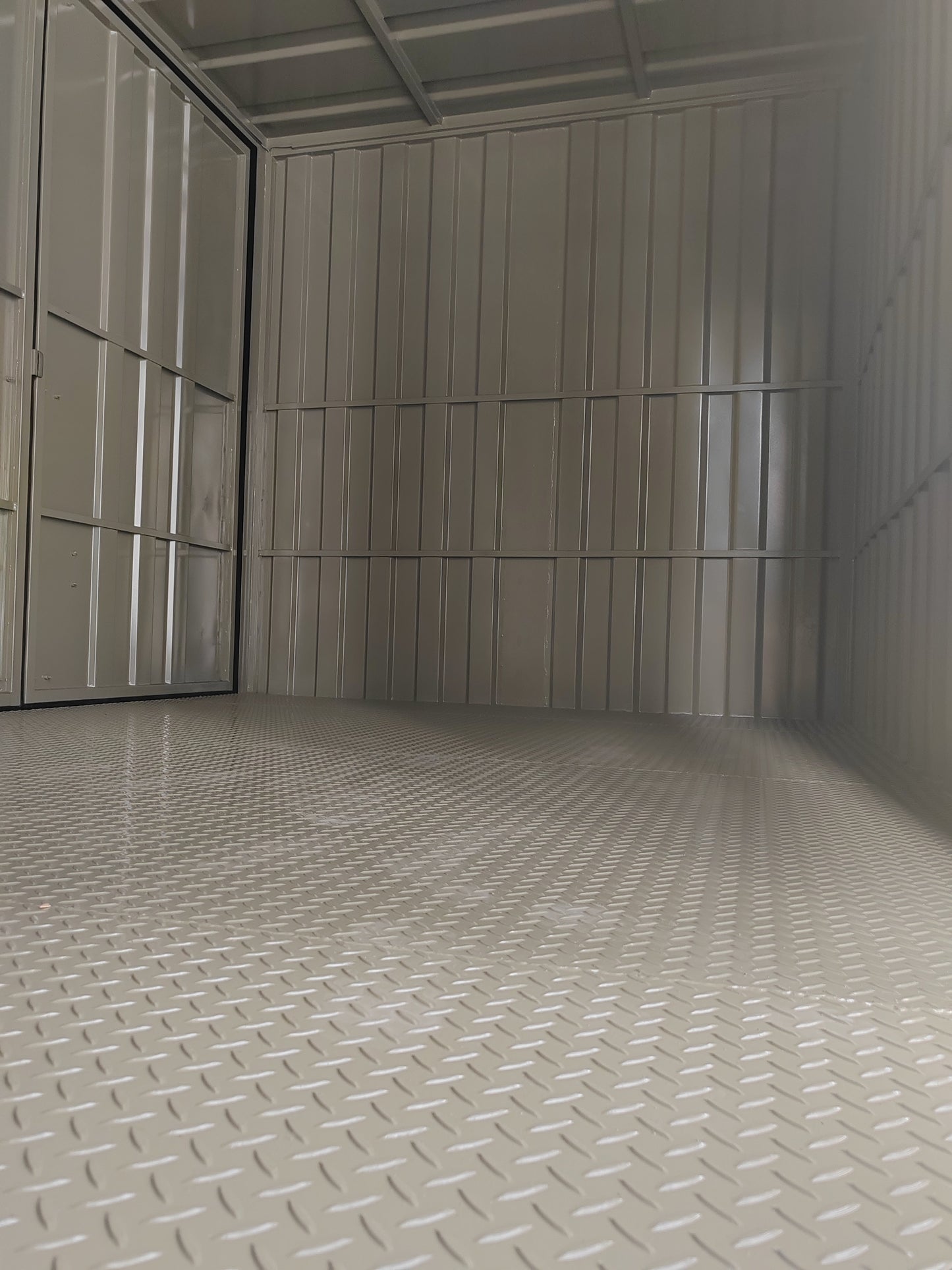 2025 Mitsubishi FUSO 19ft Corrugated / Container Box Bonded Black Painted