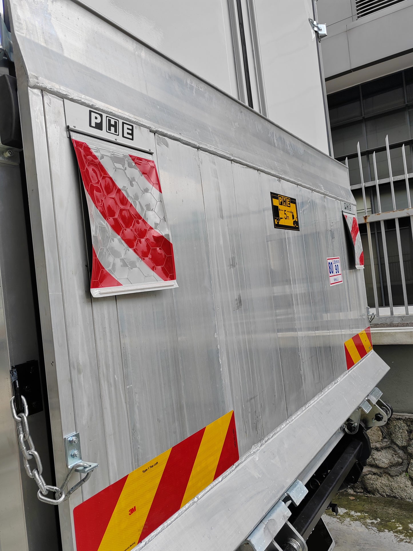 2025 Mitsubishi FUSO 17ft Fiber Box Bonded all-Auminium covered internal walls with 1.5 ton tail-lift