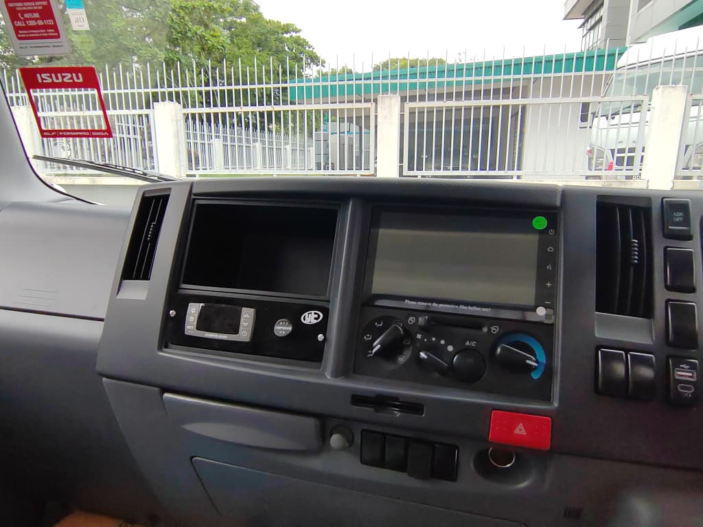 2025 ISUZU NMR125 14.5ft Refrigerated Box Van Stainless Steel Box with Movable Partition