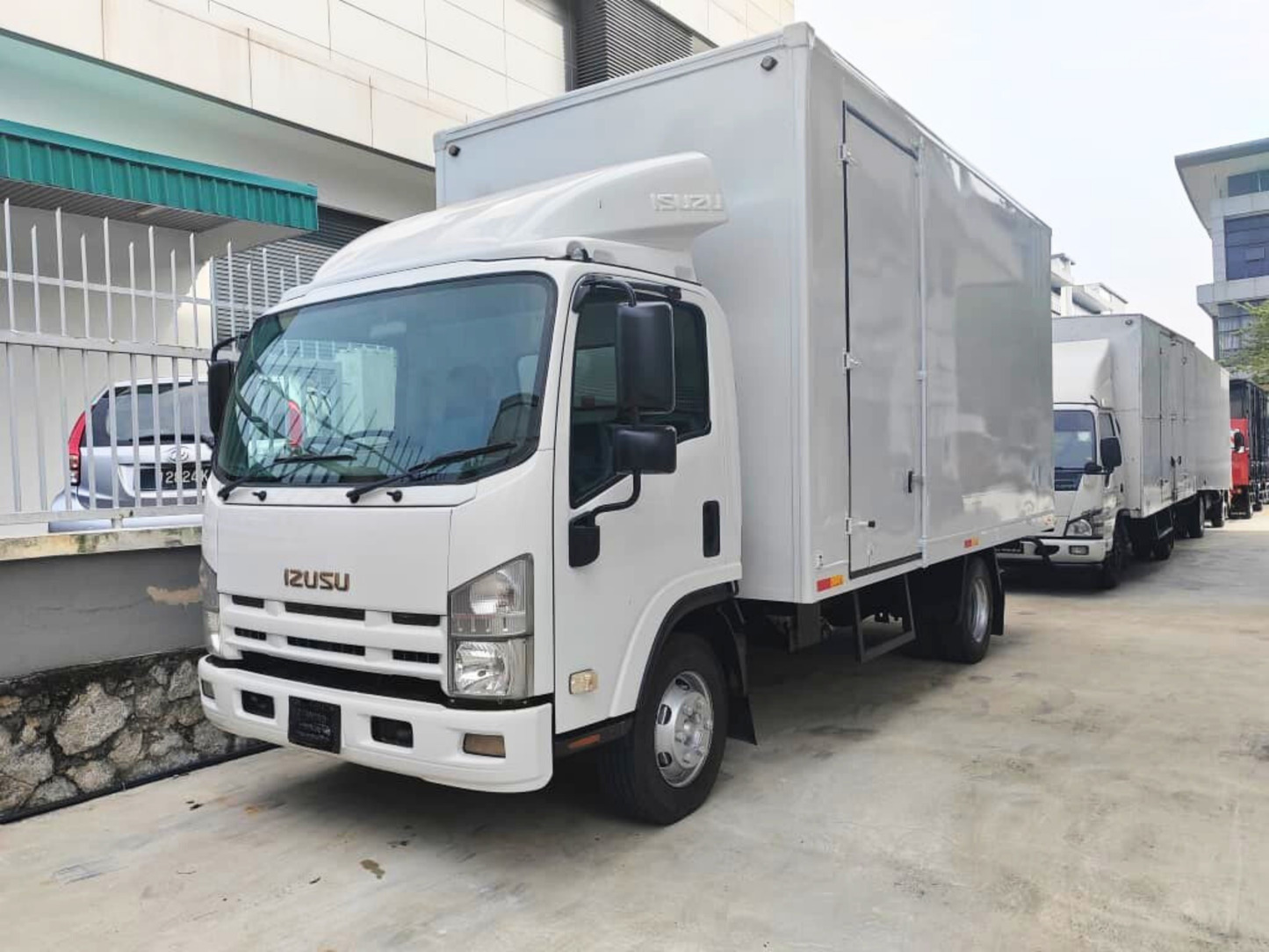 2017 ISUZU NPR75UKH (BDM5000kg) Fiber Box 17ft
