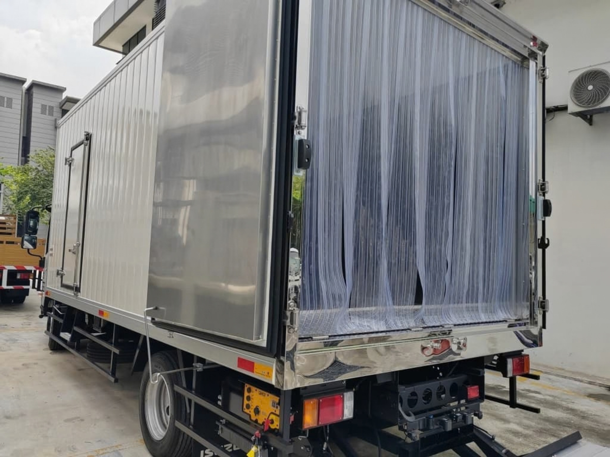 2026 ISUZU NPR155 17ft Refrigerated Box with 1.5 ton 5ft Tail-Lift Flat SS Chequered Plate Floor | EZadlori MY