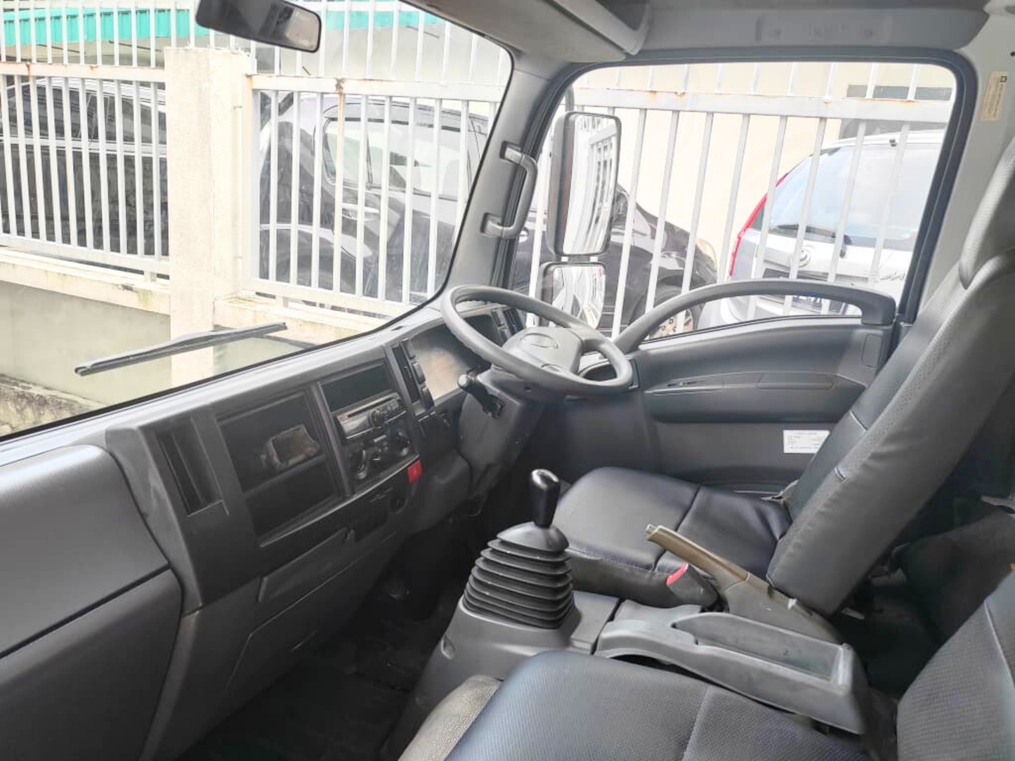 2017 ISUZU NPR75UKH (BDM5000kg) Fiber Box 17ft