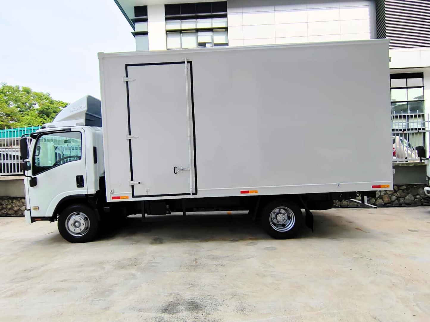 2017 ISUZU NPR75UKH (BDM5000kg) Fiber Box 17ft