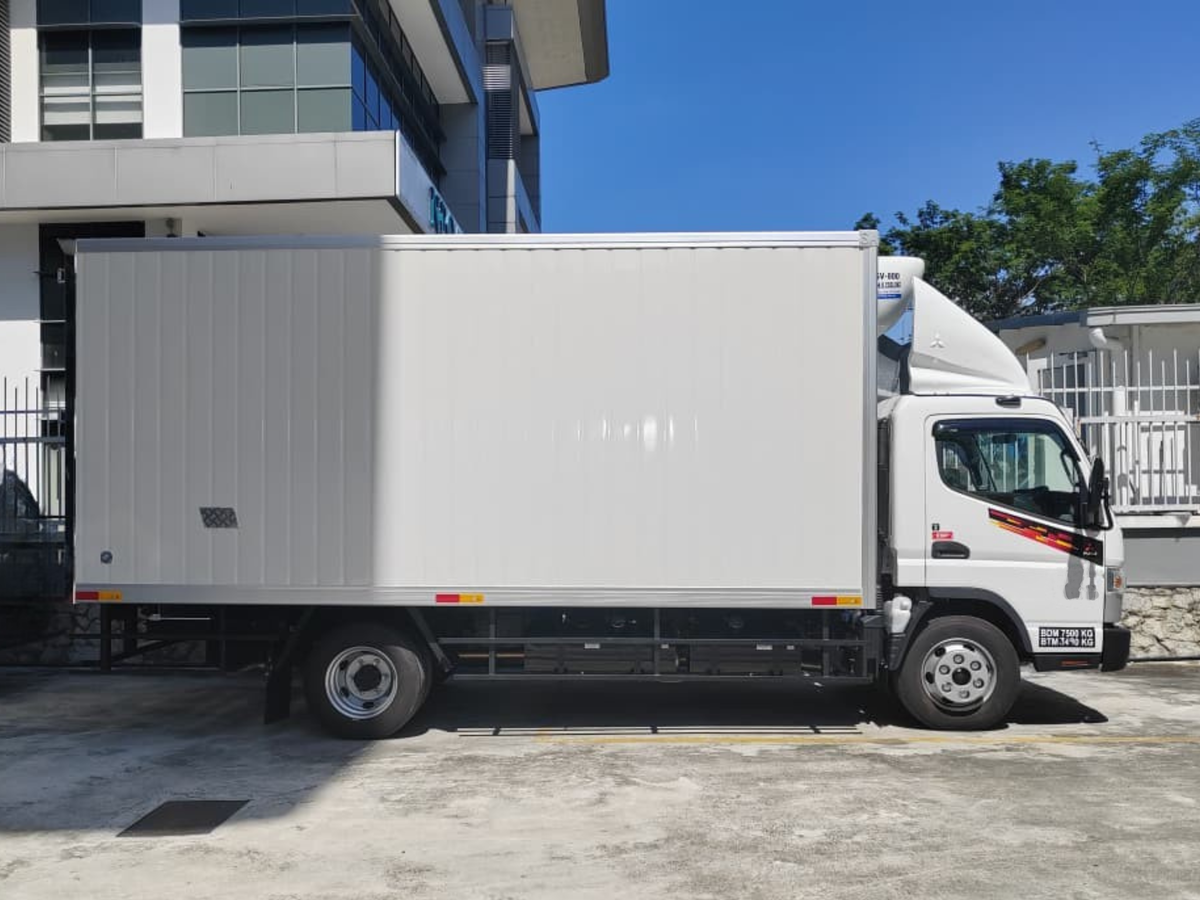 2026 Mitsubishi FUSO 17ft Refrigerated Box Stainless Steel Panel wall by EZadlori MY