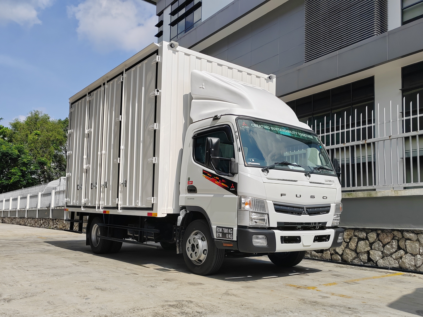 2025 Mitsubishi FUSO 150ER 14.5ft Corrugated Box All-doors