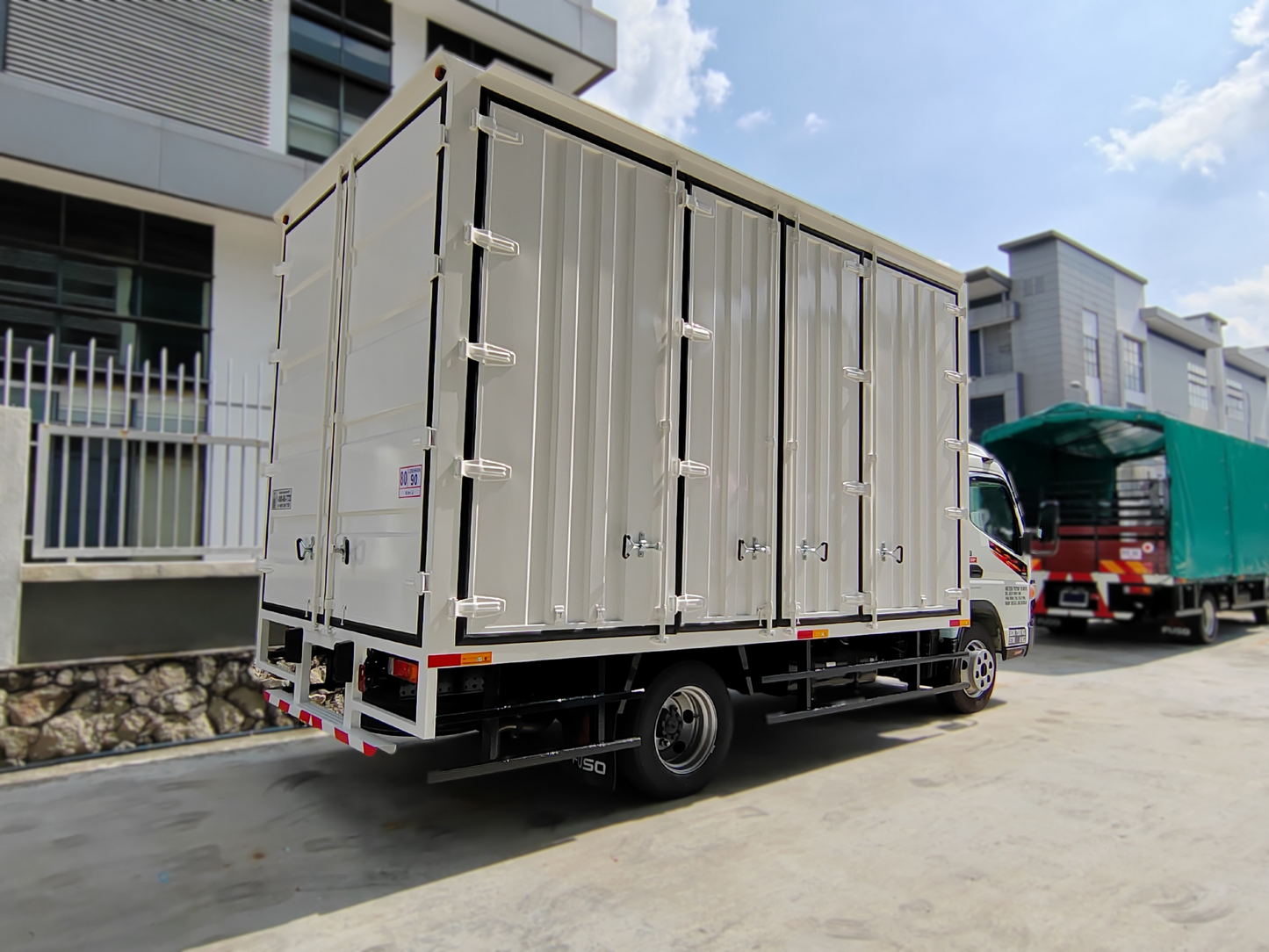2025 Mitsubishi FUSO 150ER 14.5ft Corrugated Box All-doors