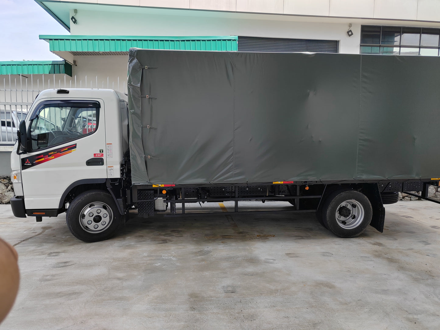 2025 Mitsubishi FUSO 17ft Wooden Cargo Steel Railings with Canvas