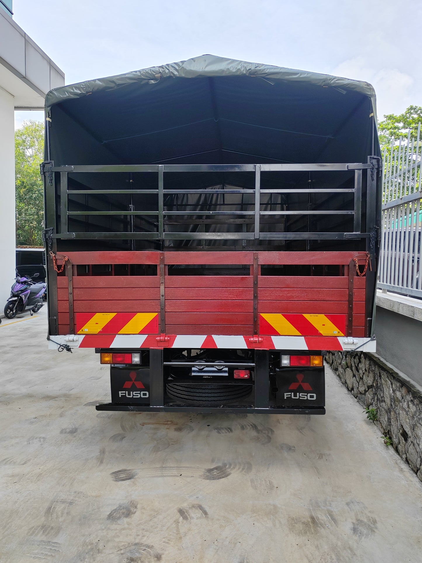 2025 Mitsubishi FUSO 17ft Wooden Cargo Steel Railings with Canvas
