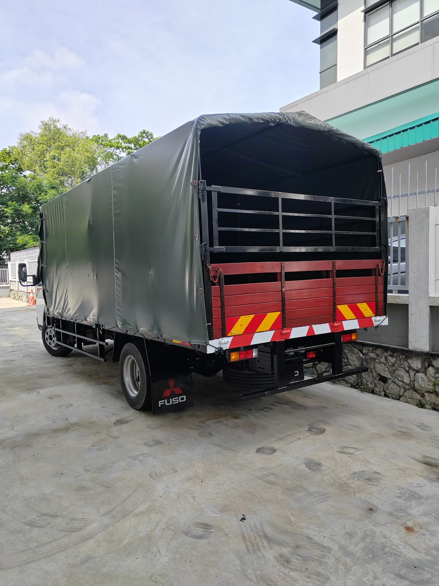 2025 Mitsubishi FUSO 17ft Wooden Cargo Steel Railings with Canvas