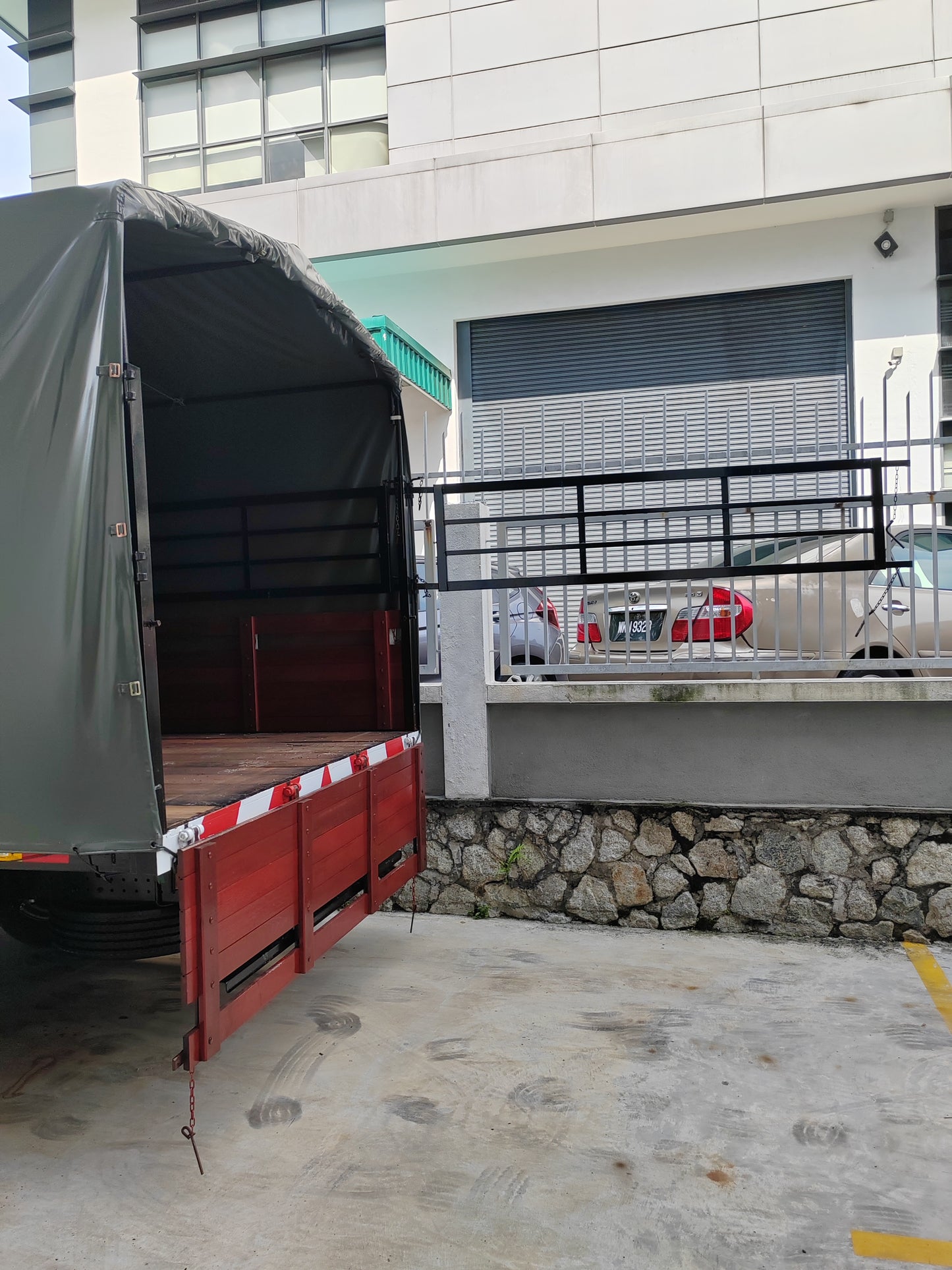 2025 Mitsubishi FUSO 17ft Wooden Cargo Steel Railings with Canvas