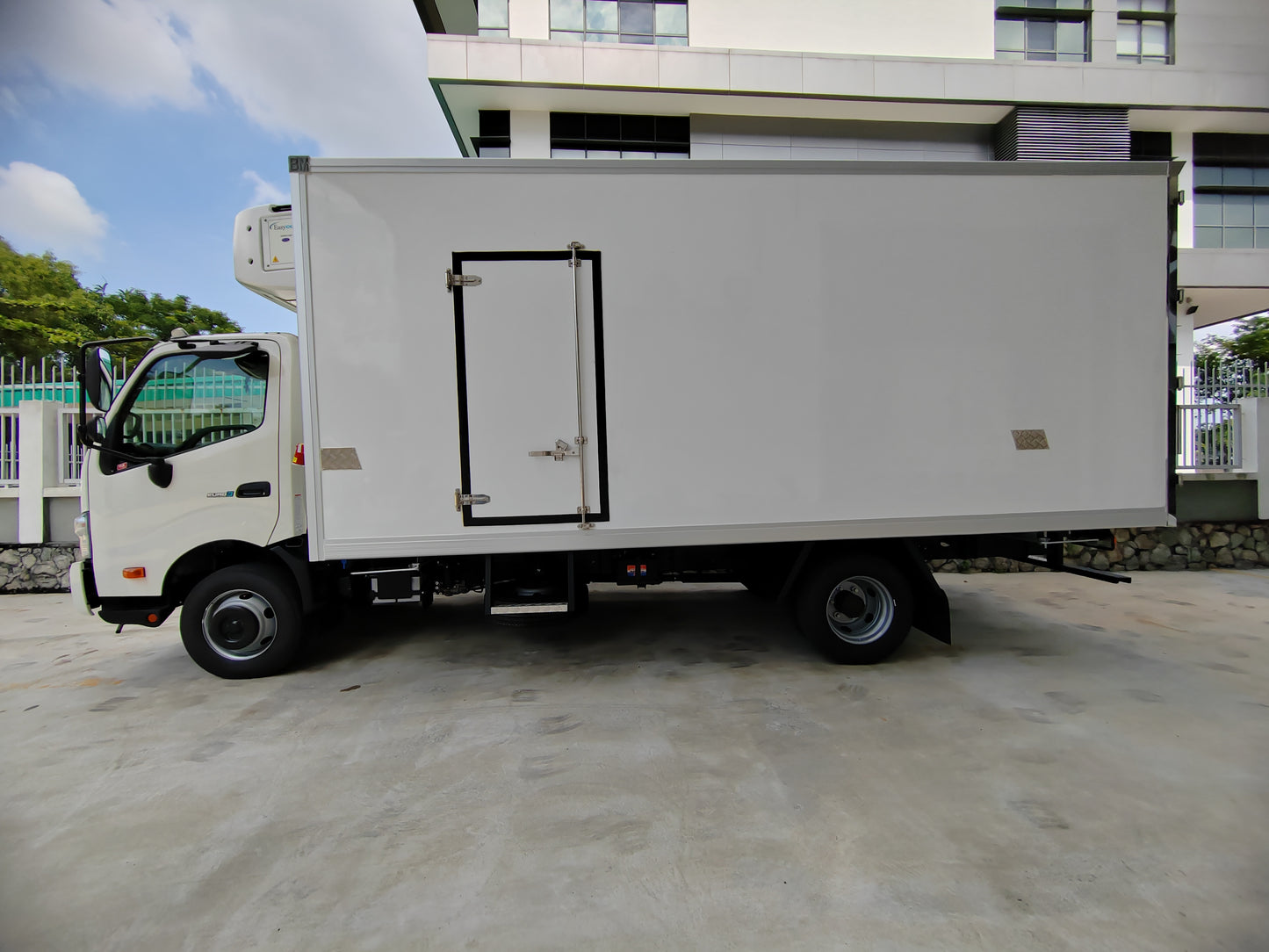 2026 HINO XZC730R 18ft Refrigerated Freezer Box