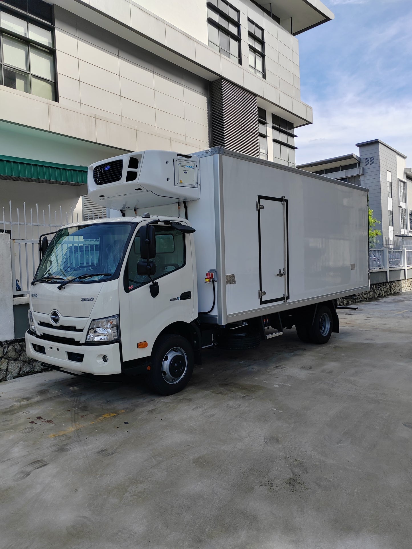 2026 HINO XZC730R 18ft Refrigerated Freezer Box
