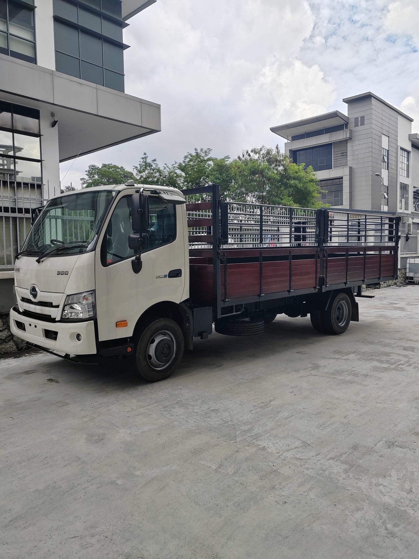 2026 HINO XZC730R 18ft Wooden Cargo Steel Railings Mild Steel Floorboard