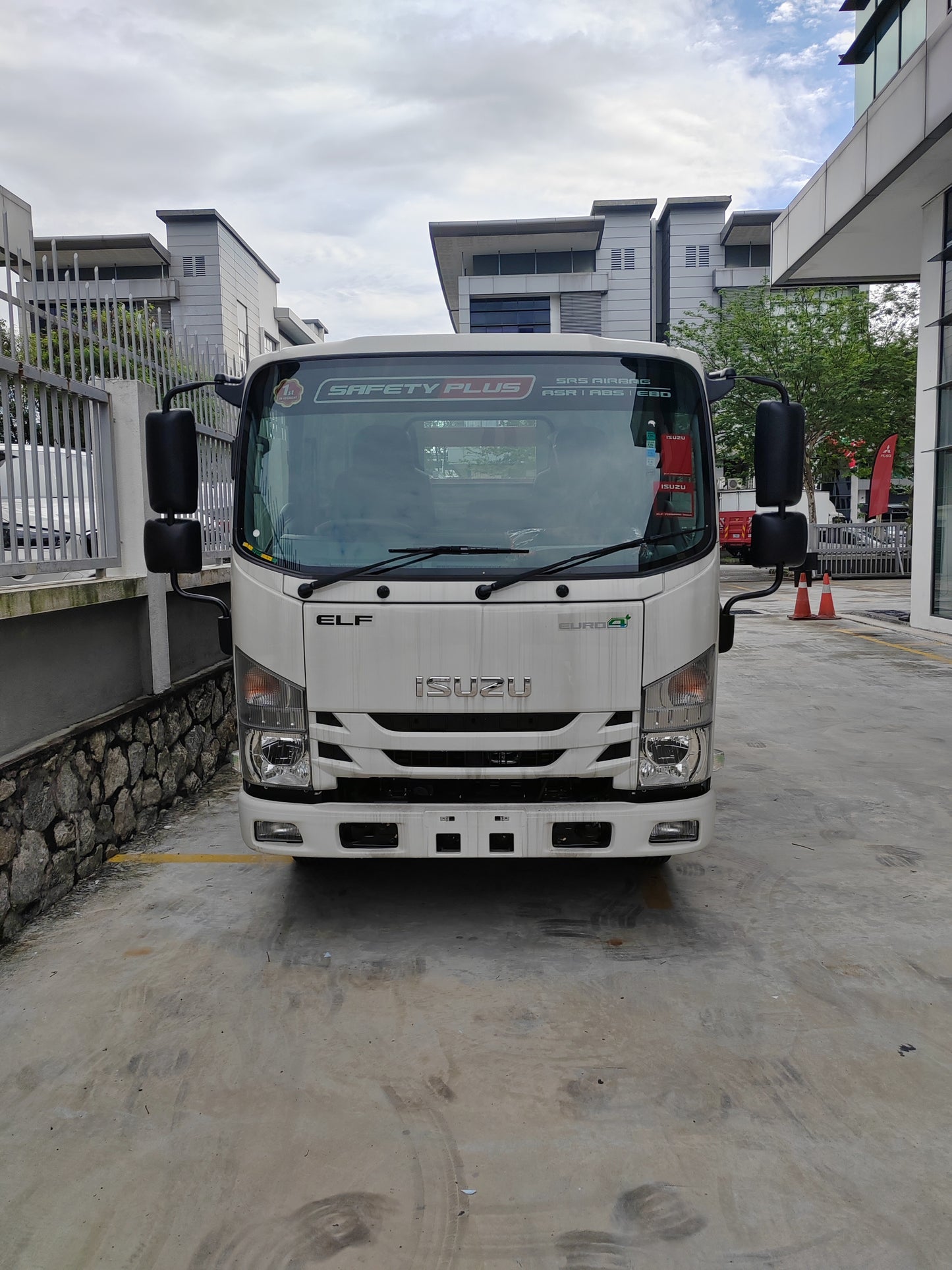 2025 ISUZU NLR Pro 10ft Wooden Cargo with Canvas + Frame