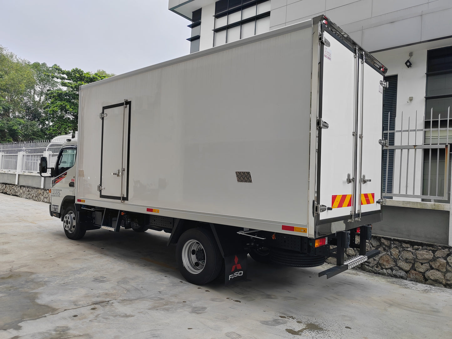 2025 Mitsubishi FUSO AMT 17ft Refrigerator Box Standard Build Import System