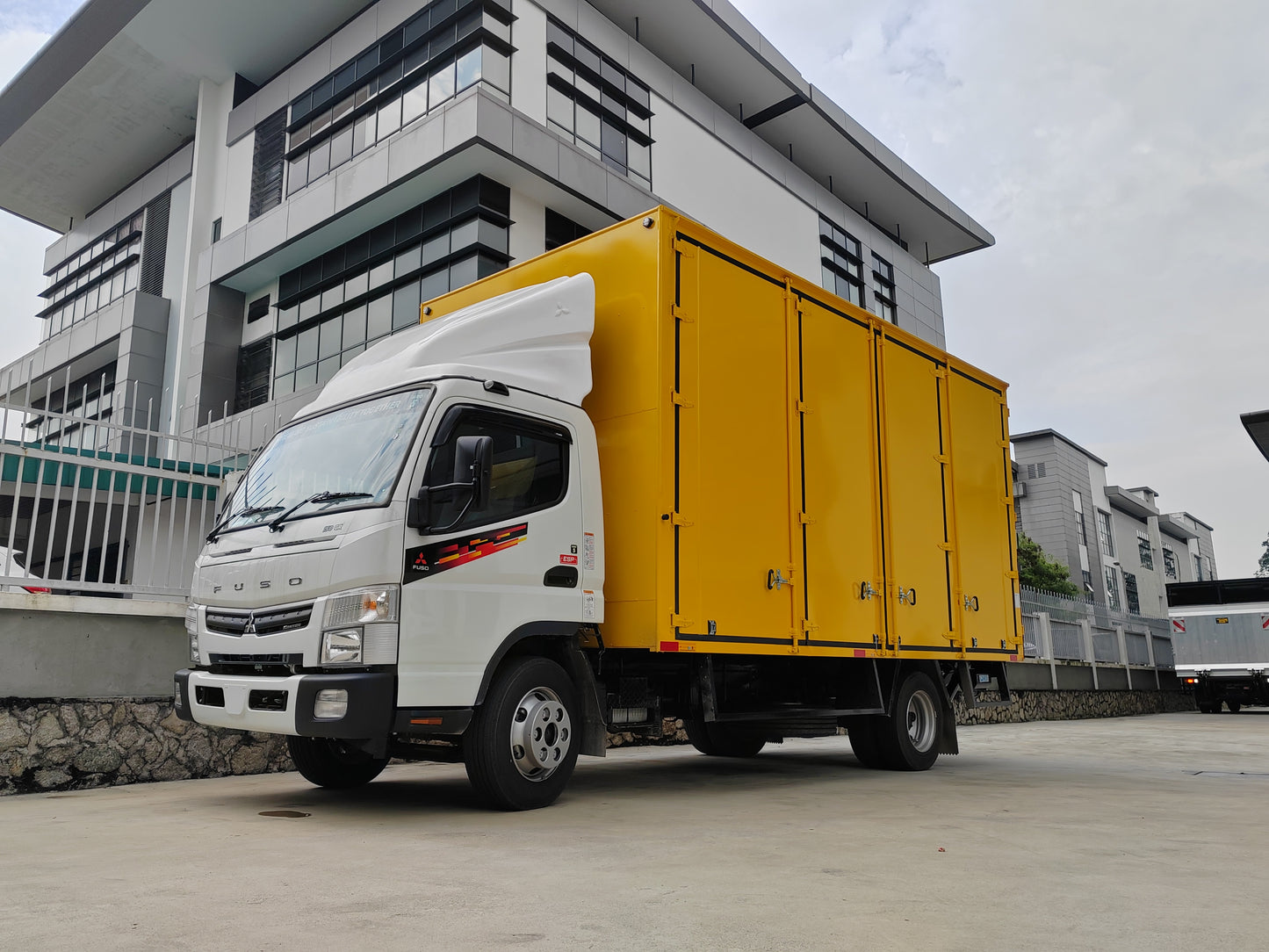 2025 Mitsubishi FUSO 17ft Aluminium Box  All-doors yellow painted with tail-lift