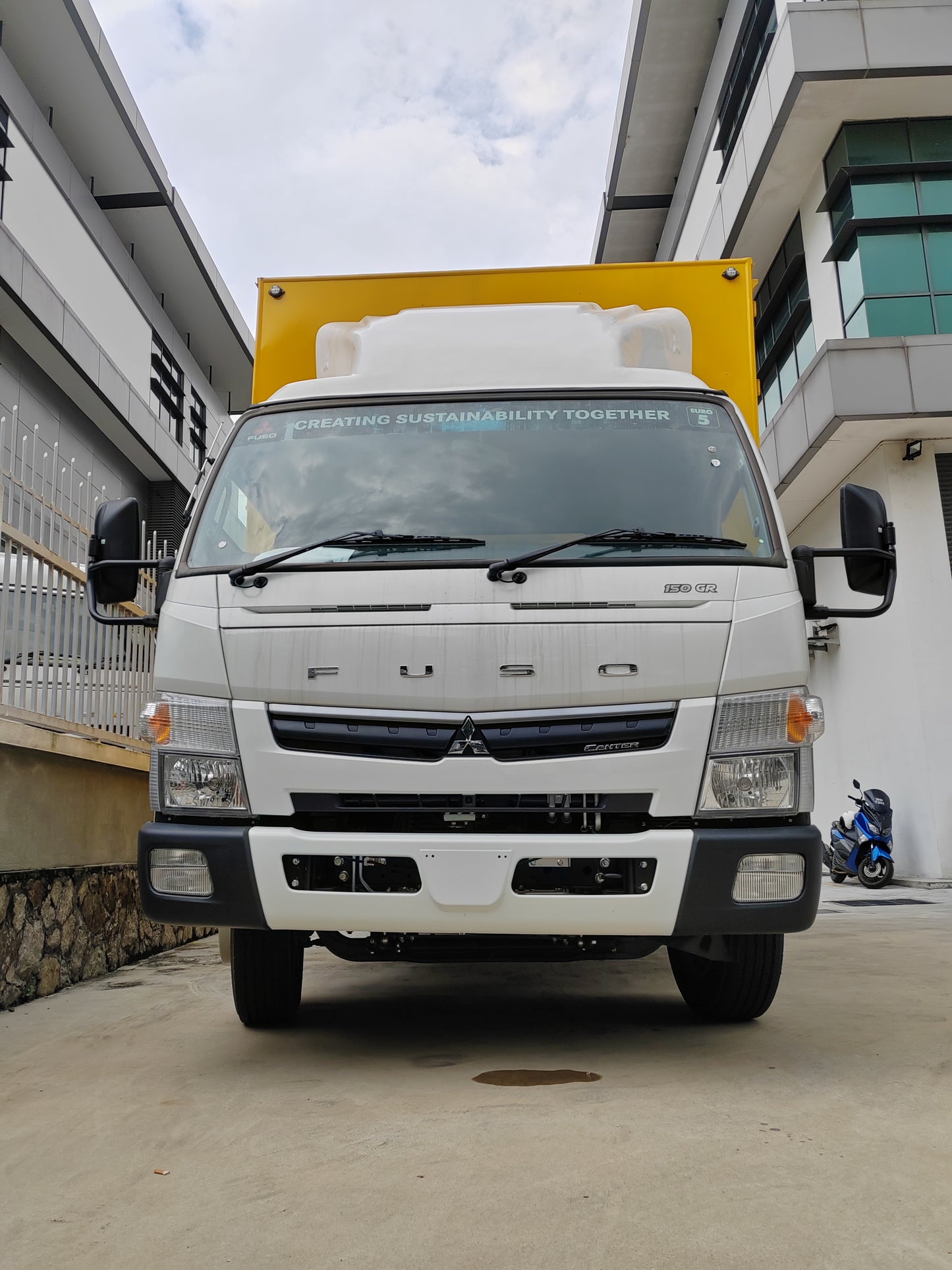 2025 Mitsubishi FUSO 17ft Aluminium Box  All-doors yellow painted with tail-lift
