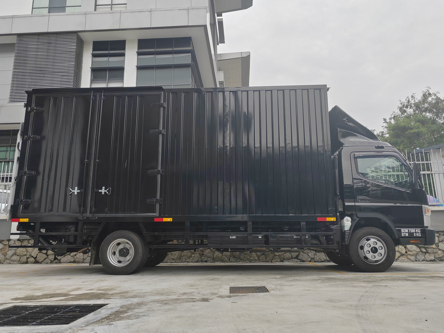 2025 Mitsubishi FUSO 19ft Corrugated / Container Box Bonded Black Painted