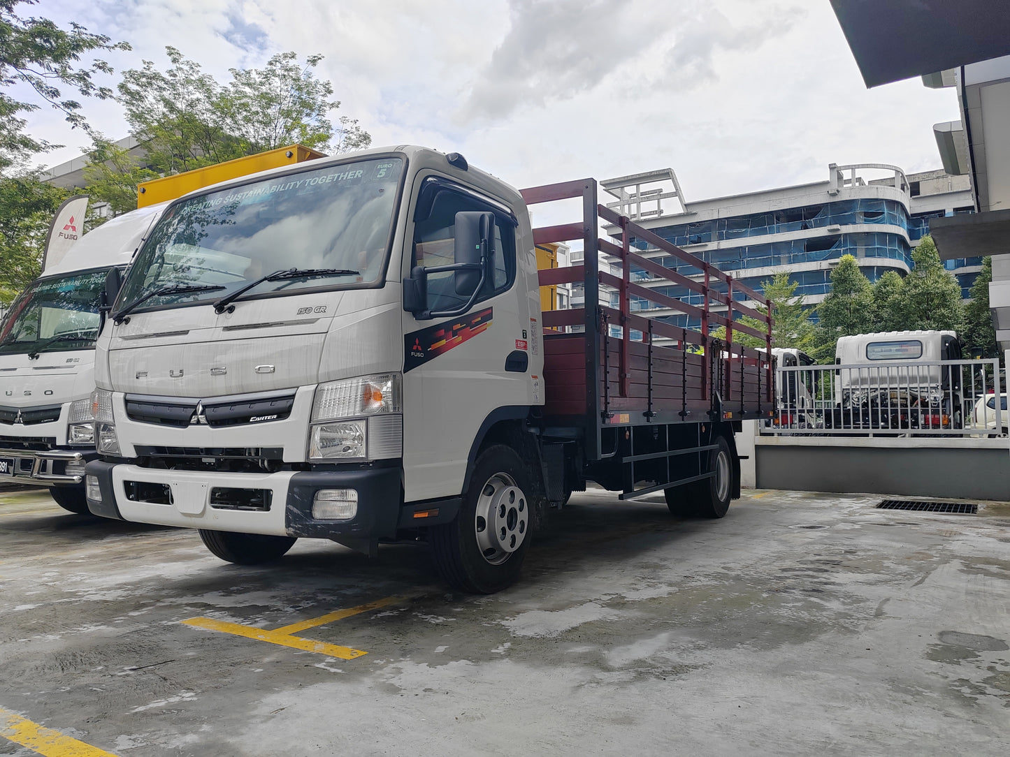2025 Mitsubishi FUSO 17ft Wooden Cargo