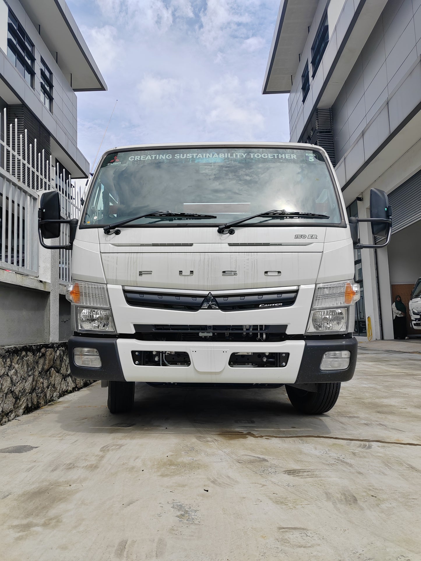 2025 Mitsubishi FUSO 14.5ft Wooden Cargo Steel Railings