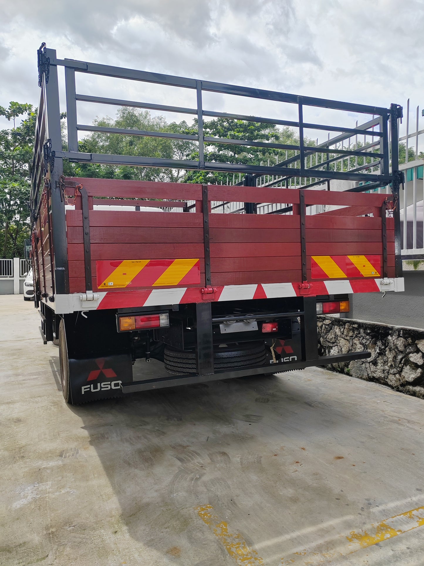 2025 Mitsubishi FUSO 14.5ft Wooden Cargo Steel Railings