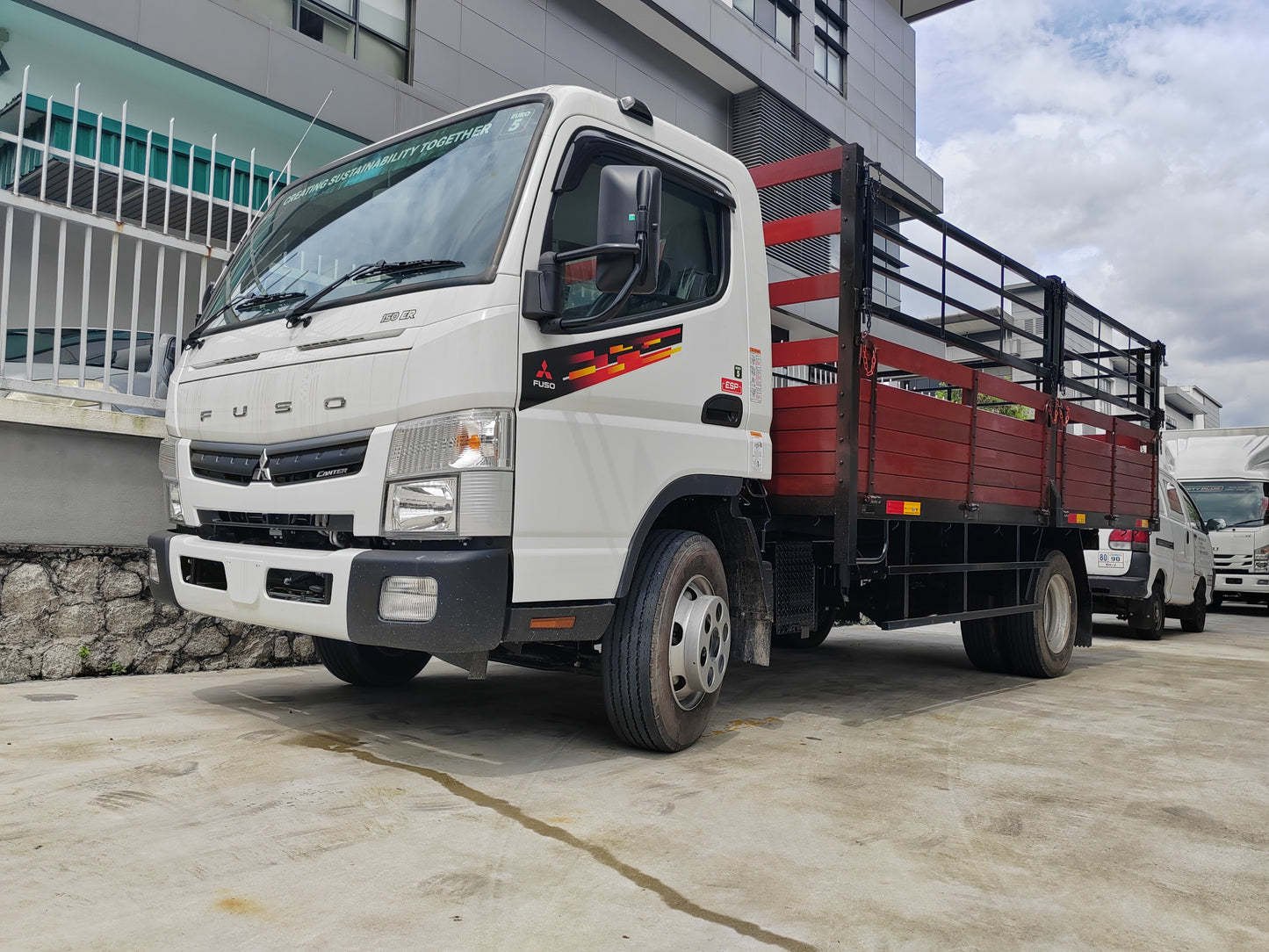 2025 Mitsubishi FUSO 14.5ft Wooden Cargo Steel Railings