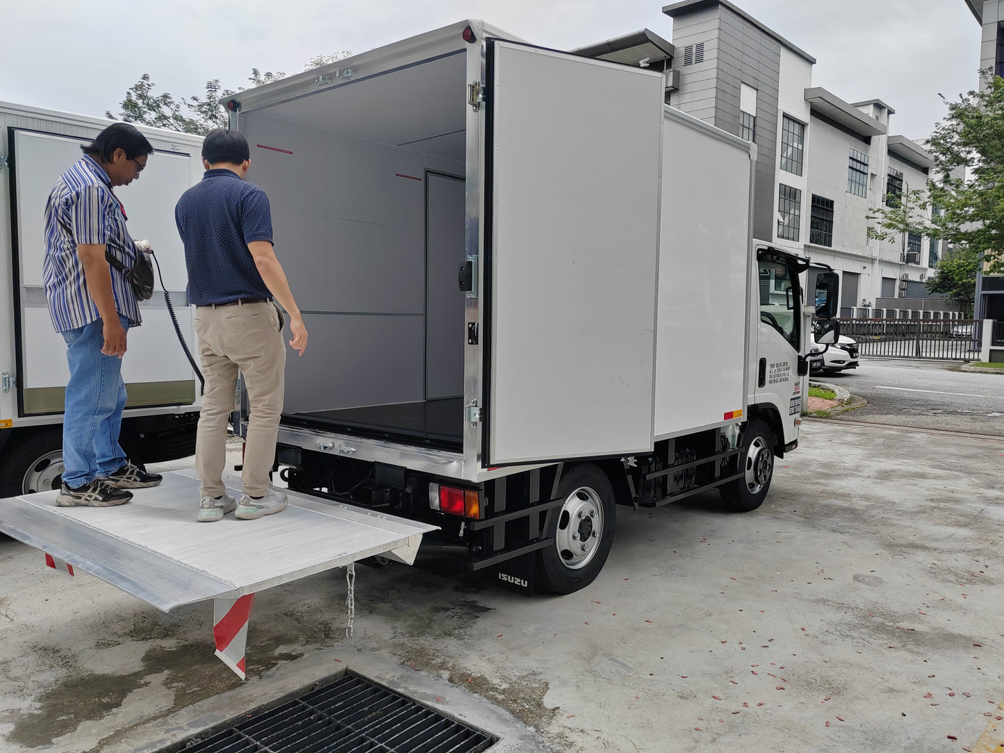 2025 ISUZU NMR125 10ft Refrigerated Box with 1 ton 4ft Tail-Lift