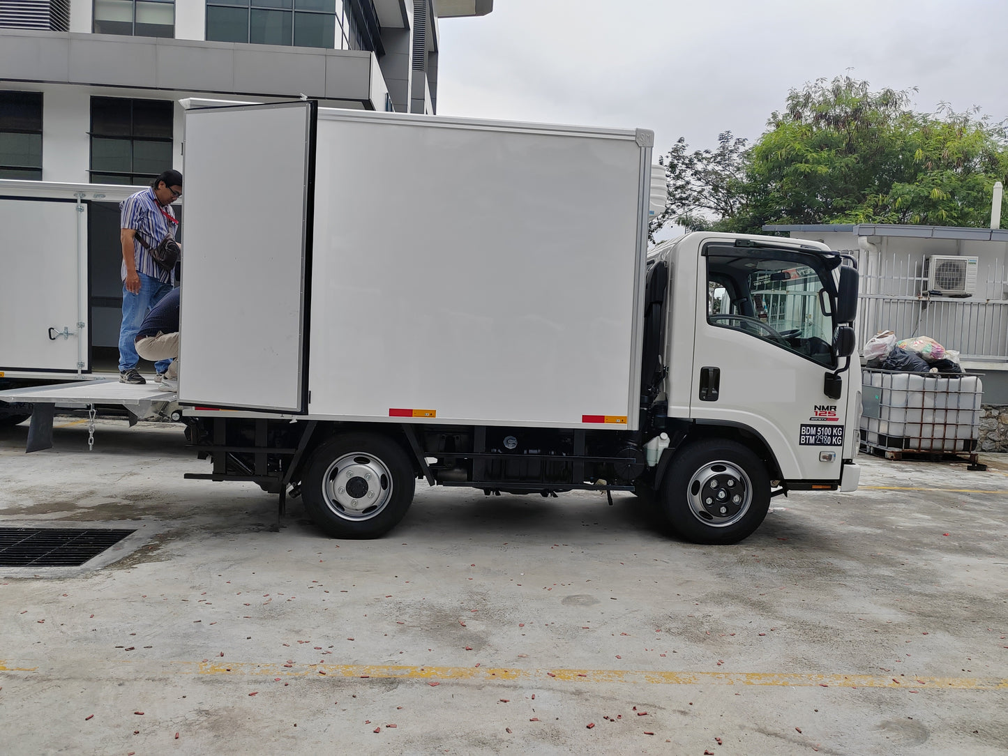 2025 ISUZU NMR125 10ft Refrigerated Box with 1 ton 4ft Tail-Lift