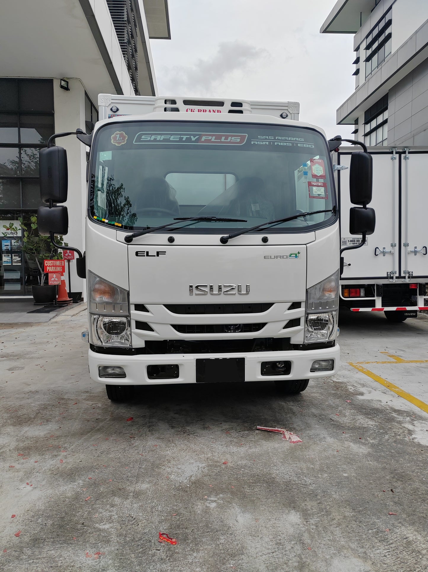 2025 ISUZU NMR125 10ft Refrigerated Box with 1 ton 4ft Tail-Lift