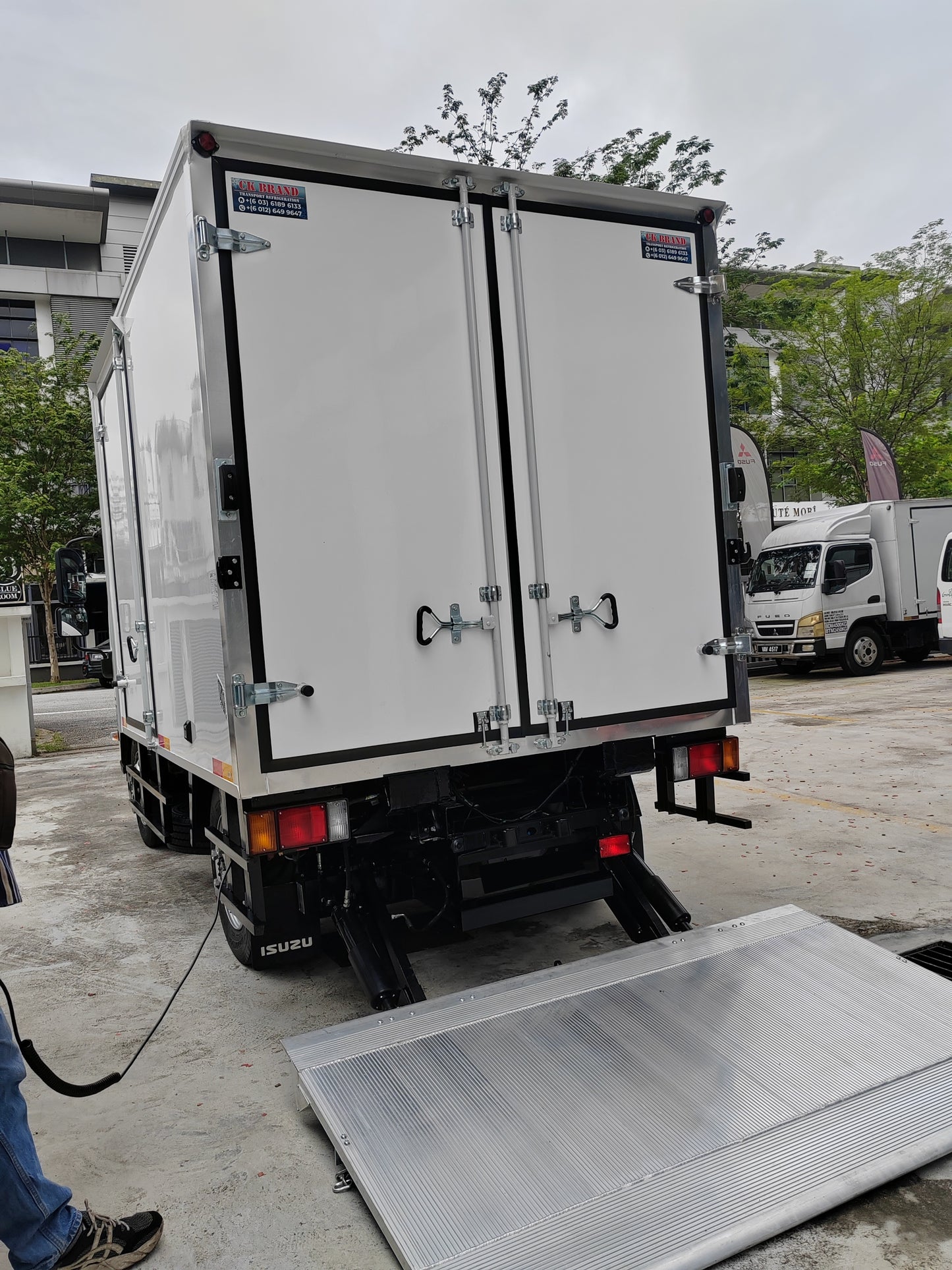 2025 ISUZU NMR125 10ft Refrigerated Box with 1 ton 4ft Tail-Lift