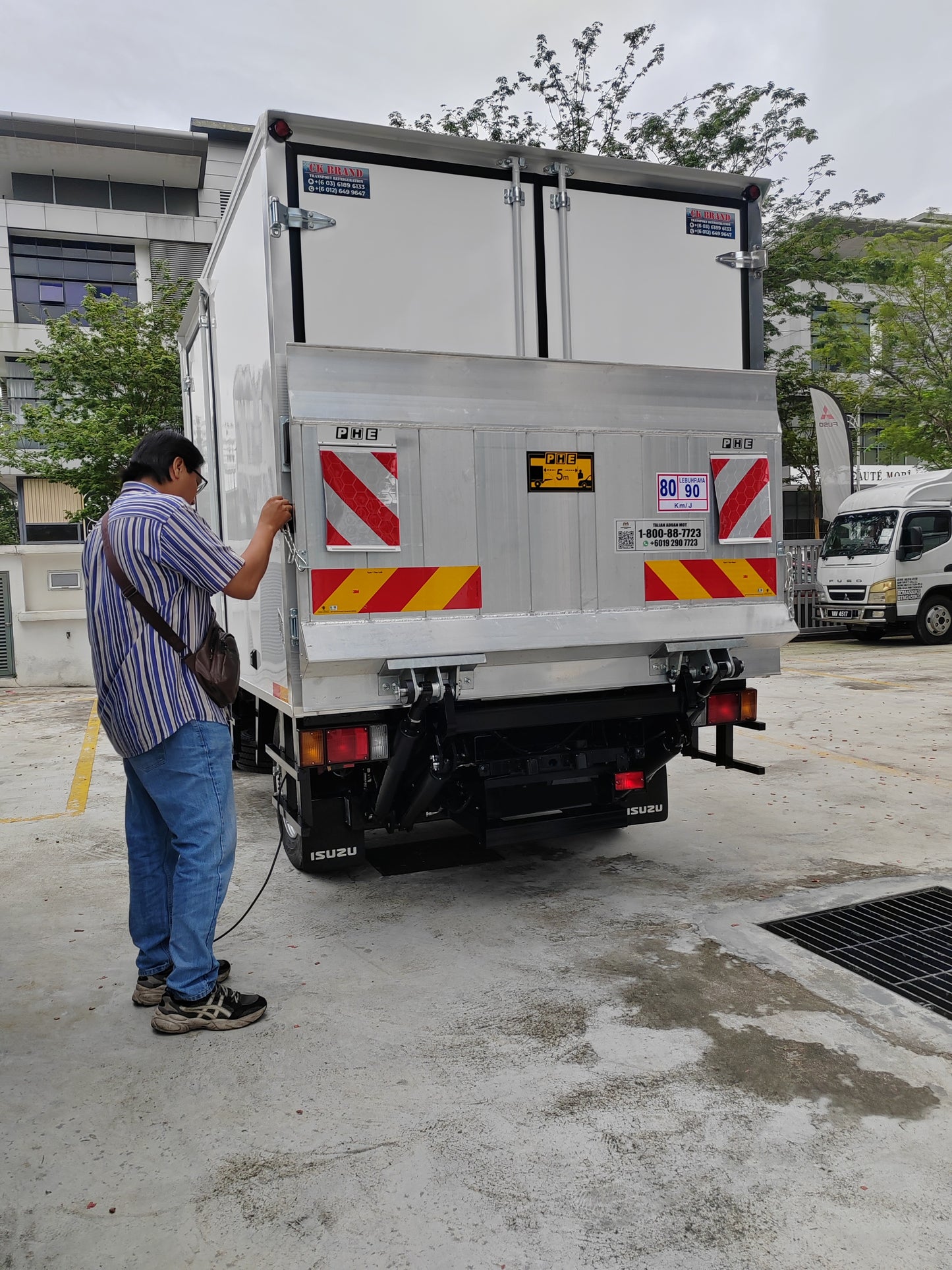 2025 ISUZU NMR125 10ft Refrigerated Box with 1 ton 4ft Tail-Lift