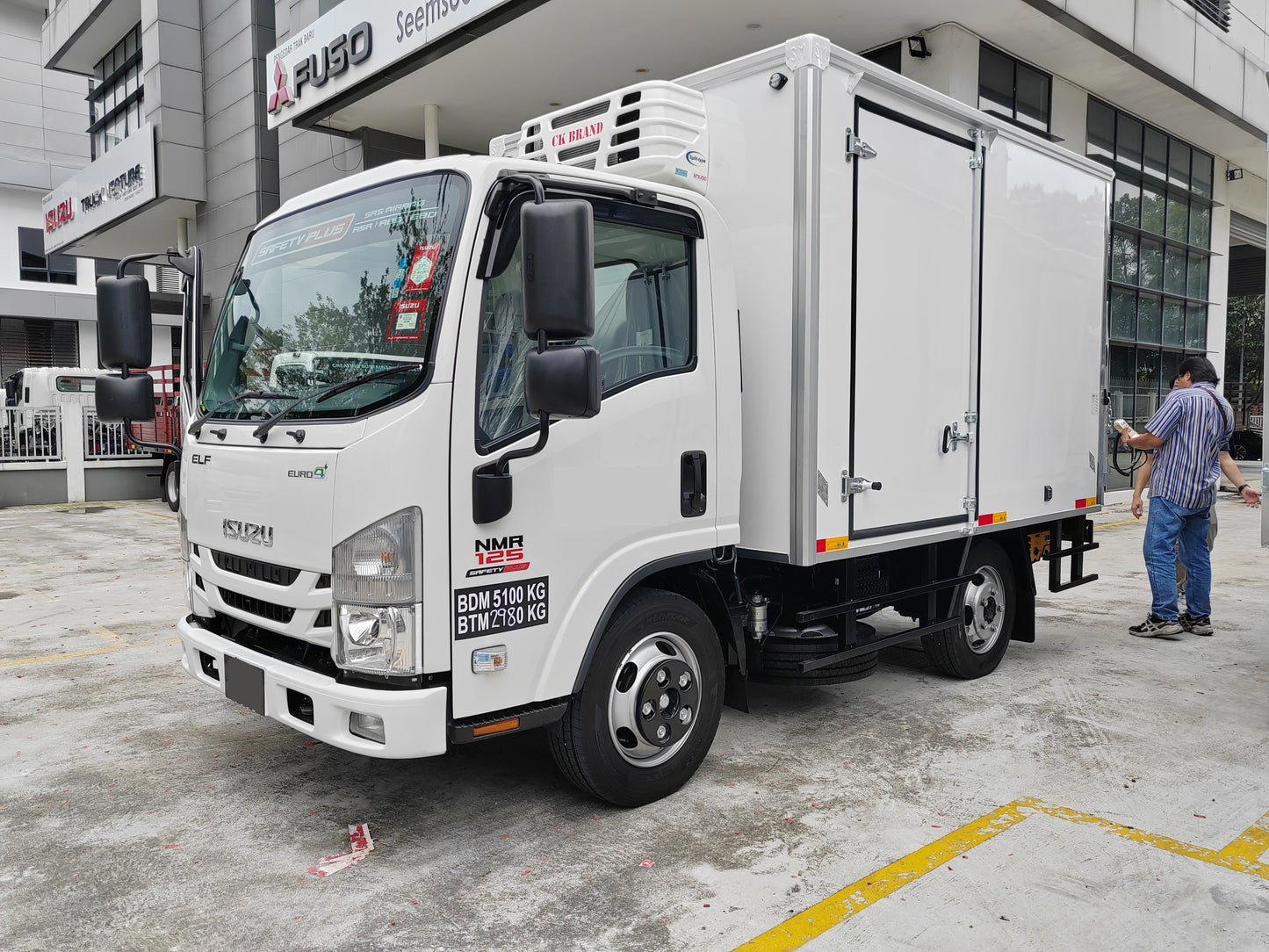 2025 ISUZU NMR125 10ft Refrigerated Box with 1 ton 4ft Tail-Lift