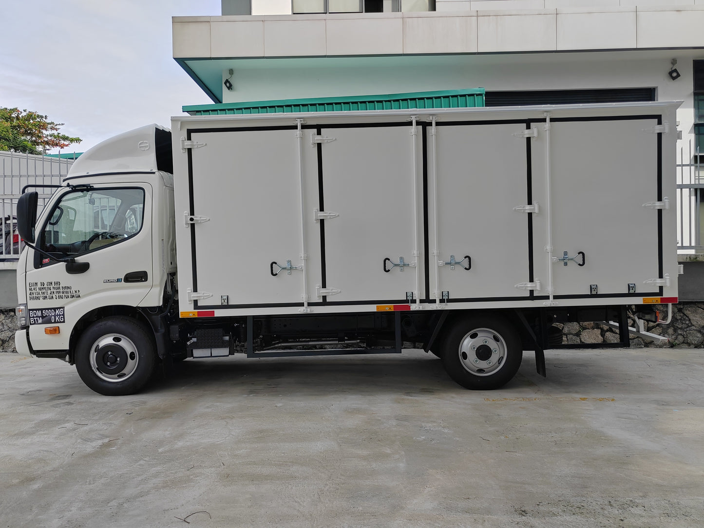 2025 HINO XZU600R 14.5ft Aluminium Box 4 Left Doors