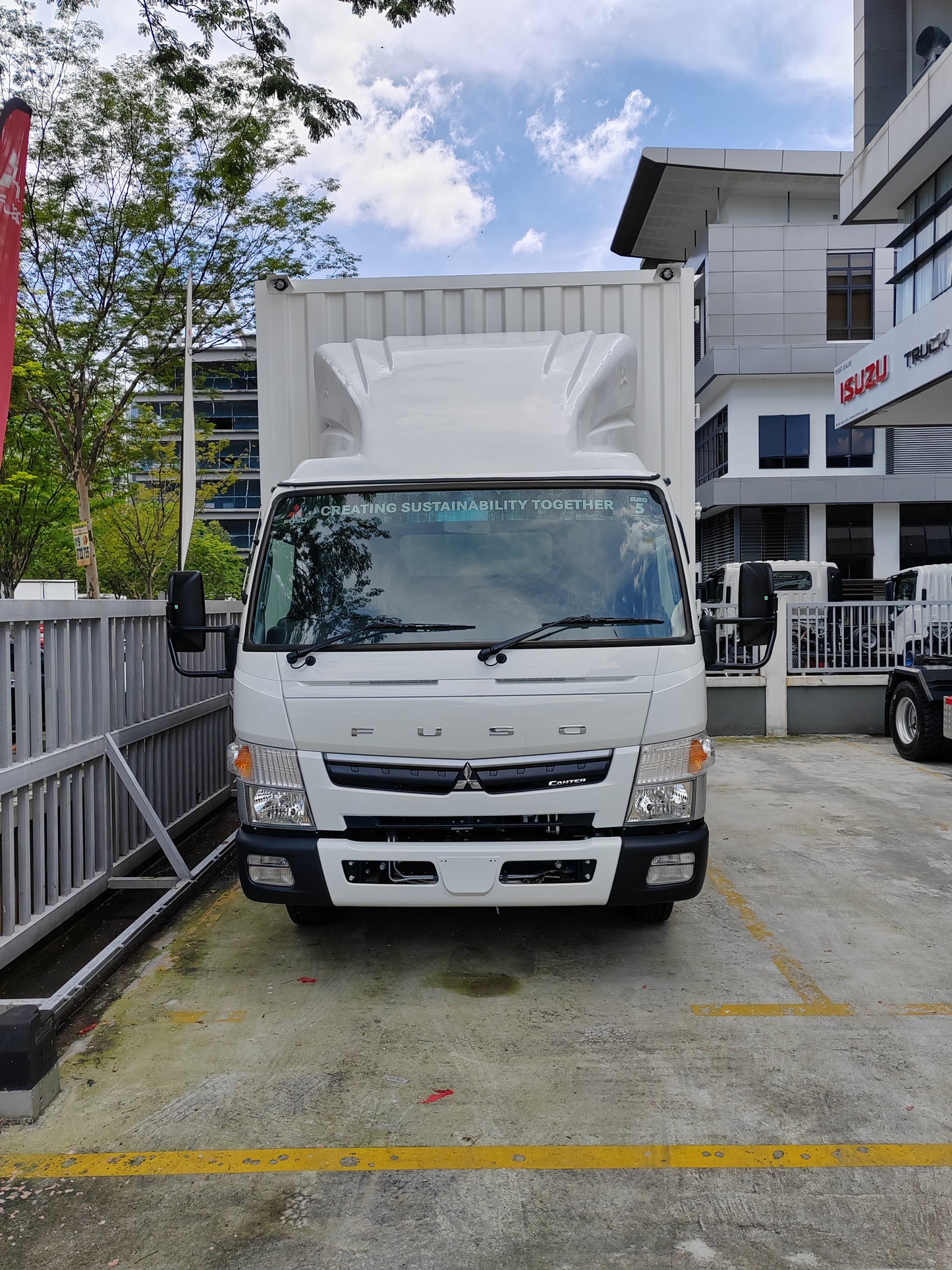 2025 Mitsubishi FUSO 17ft Corrugated Box Bonded All-doors