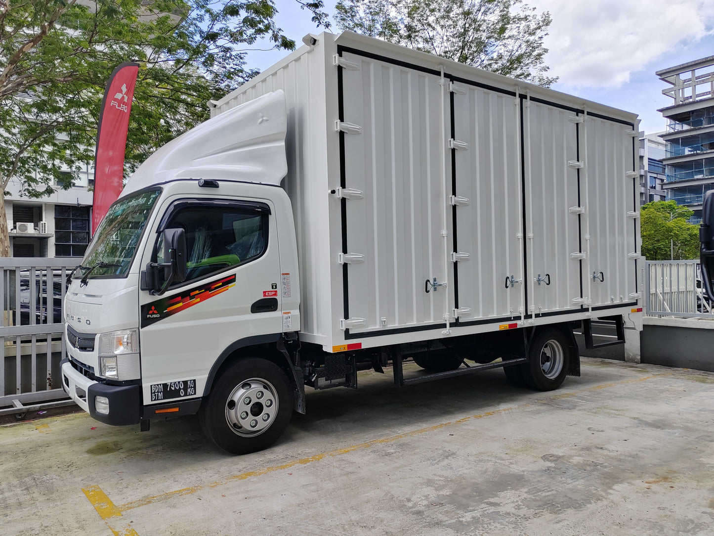 2025 Mitsubishi FUSO 17ft Corrugated Box Bonded All-doors