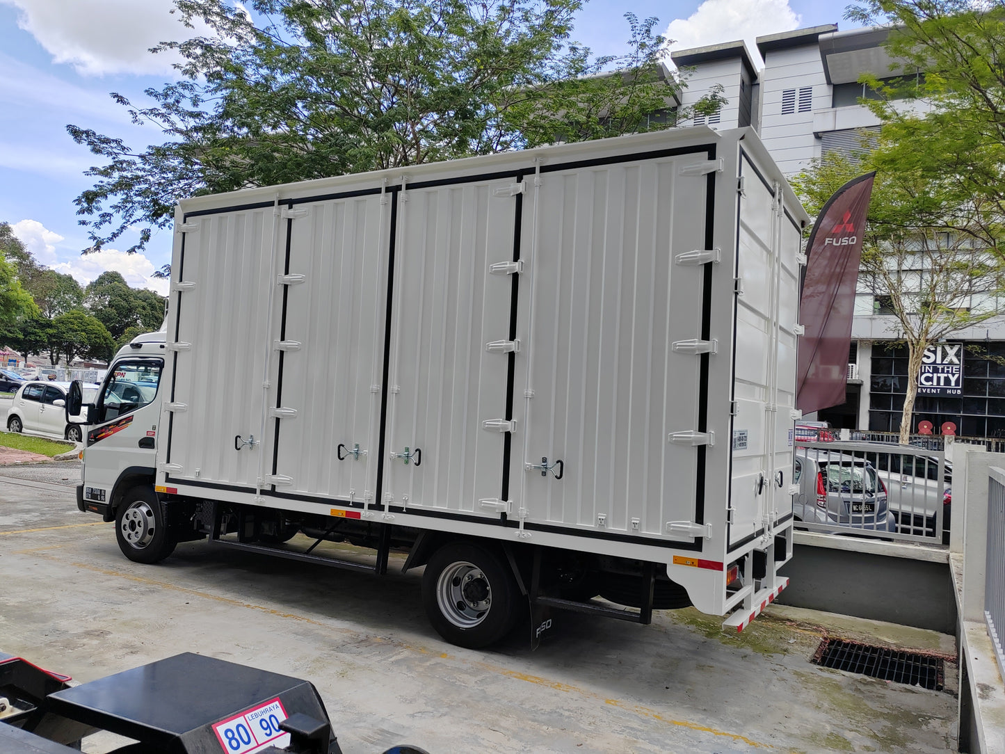2025 Mitsubishi FUSO 17ft Corrugated Box Bonded All-doors