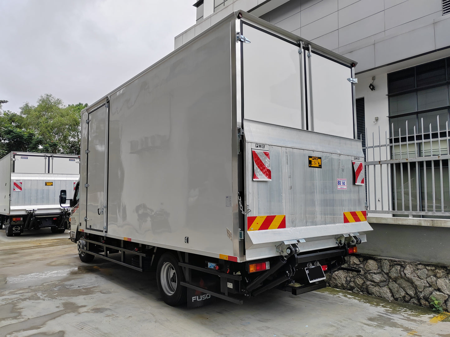 2025 Mitsubishi FUSO 17ft Fiber Box Bonded all-Auminium covered internal walls with 1.5 ton tail-lift