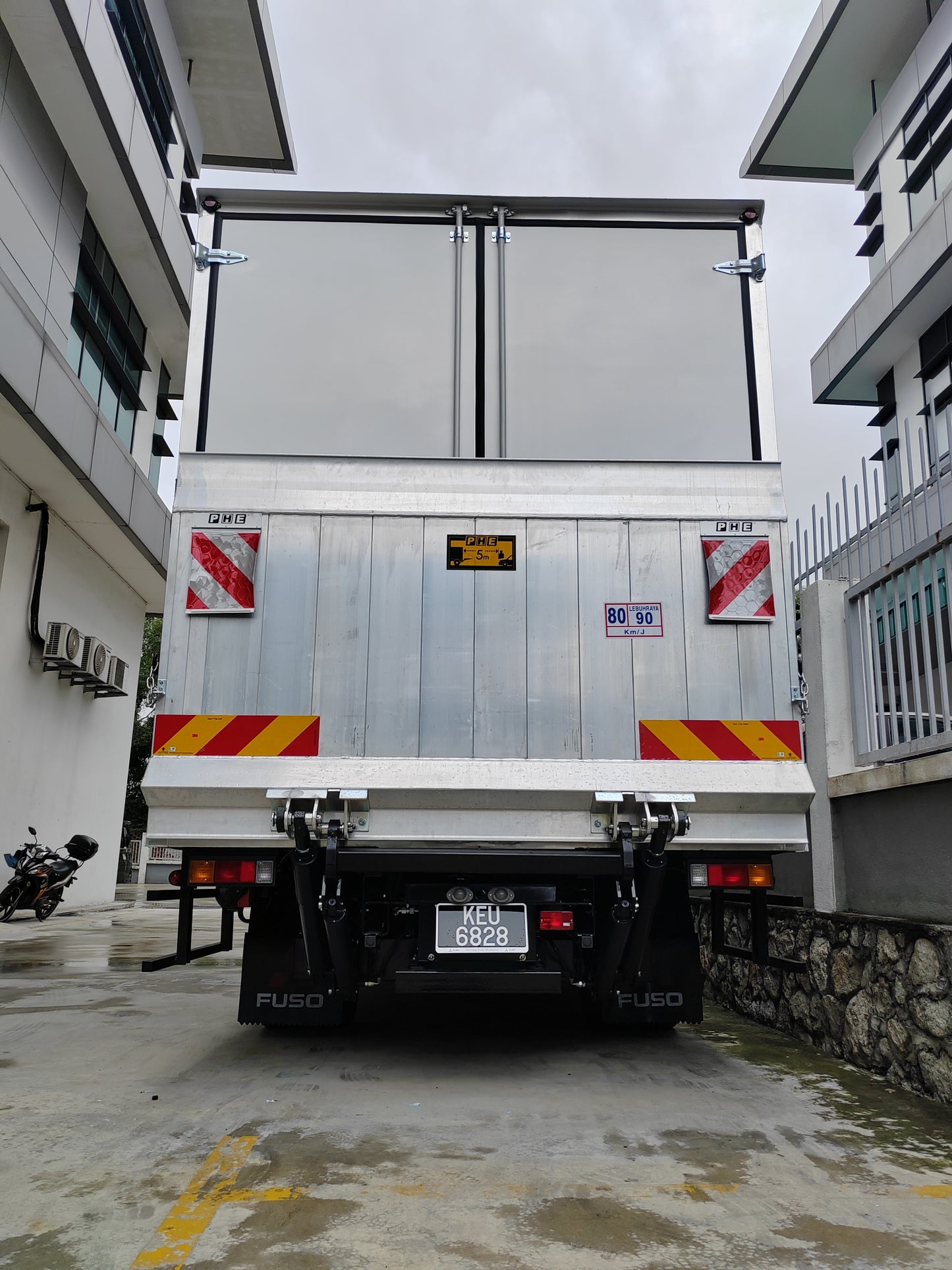 2025 Mitsubishi FUSO 17ft Fiber Box Bonded all-Auminium covered internal walls with 1.5 ton tail-lift