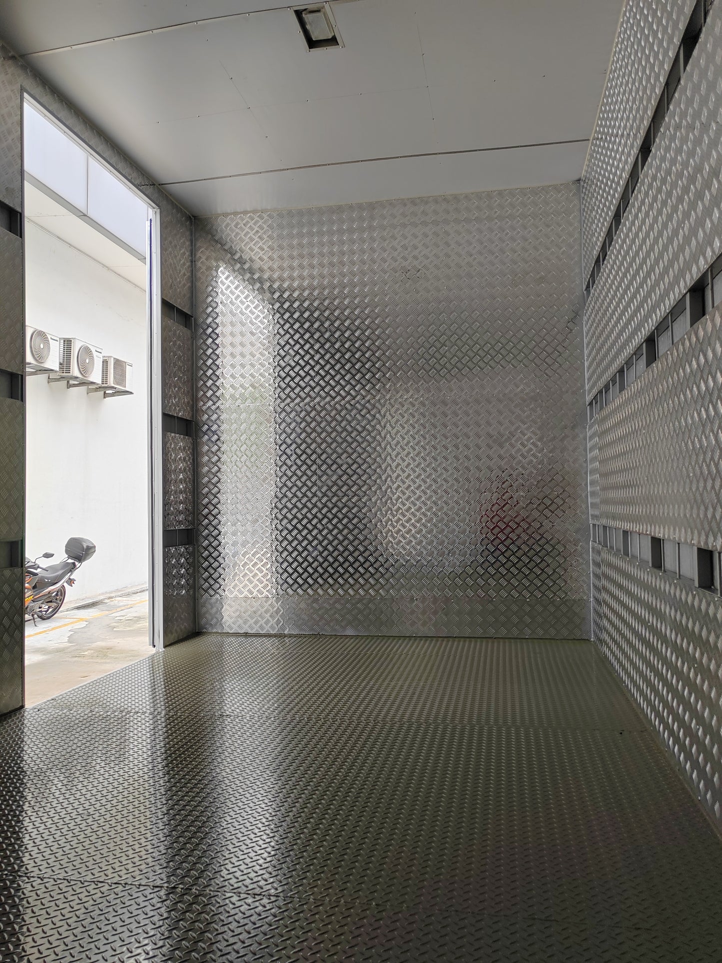 2025 Mitsubishi FUSO 17ft Fiber Box Bonded all-Auminium covered internal walls with 1.5 ton tail-lift