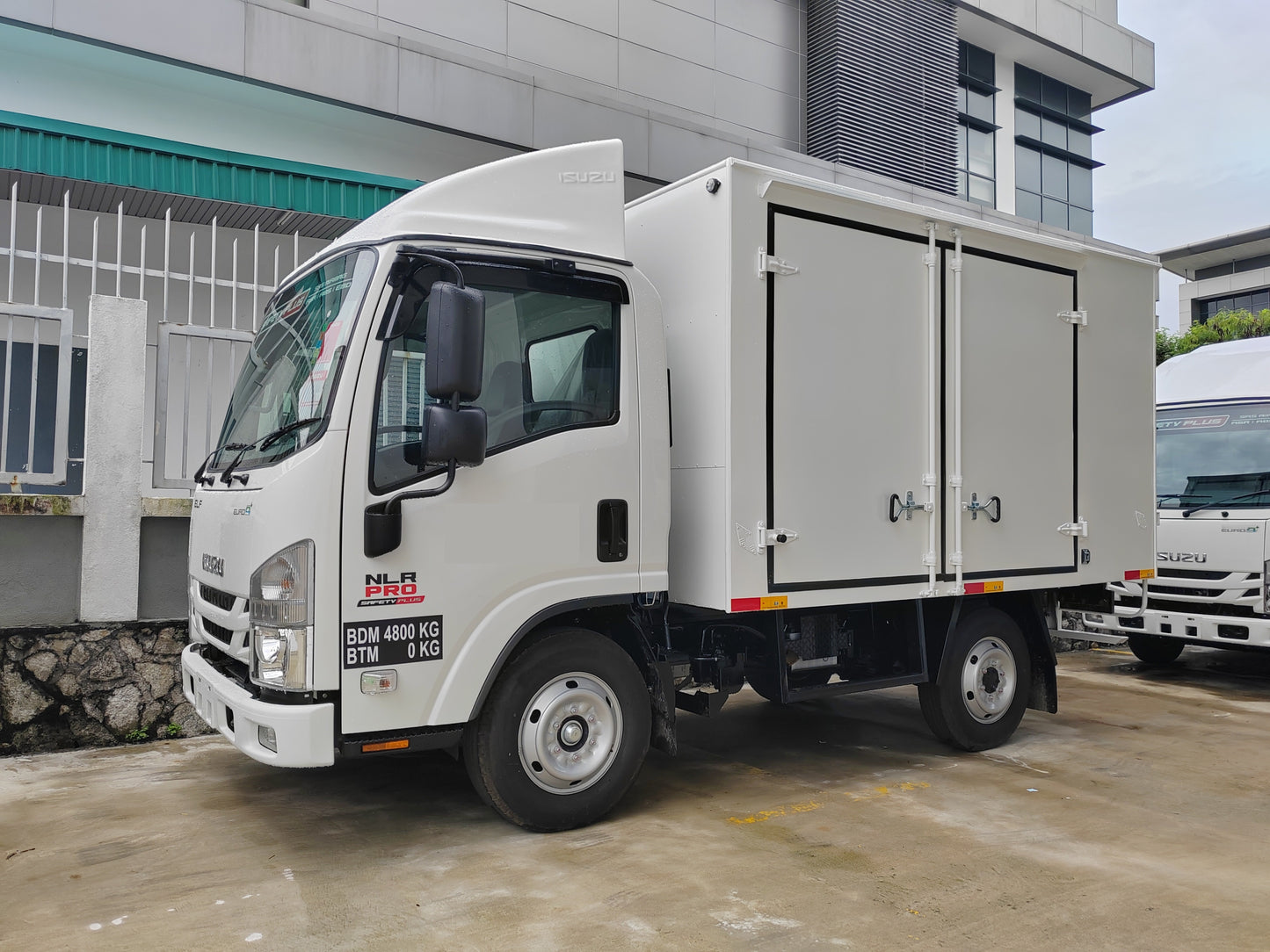 2025 ISUZU NLR Pro 10ft Aluminum Box