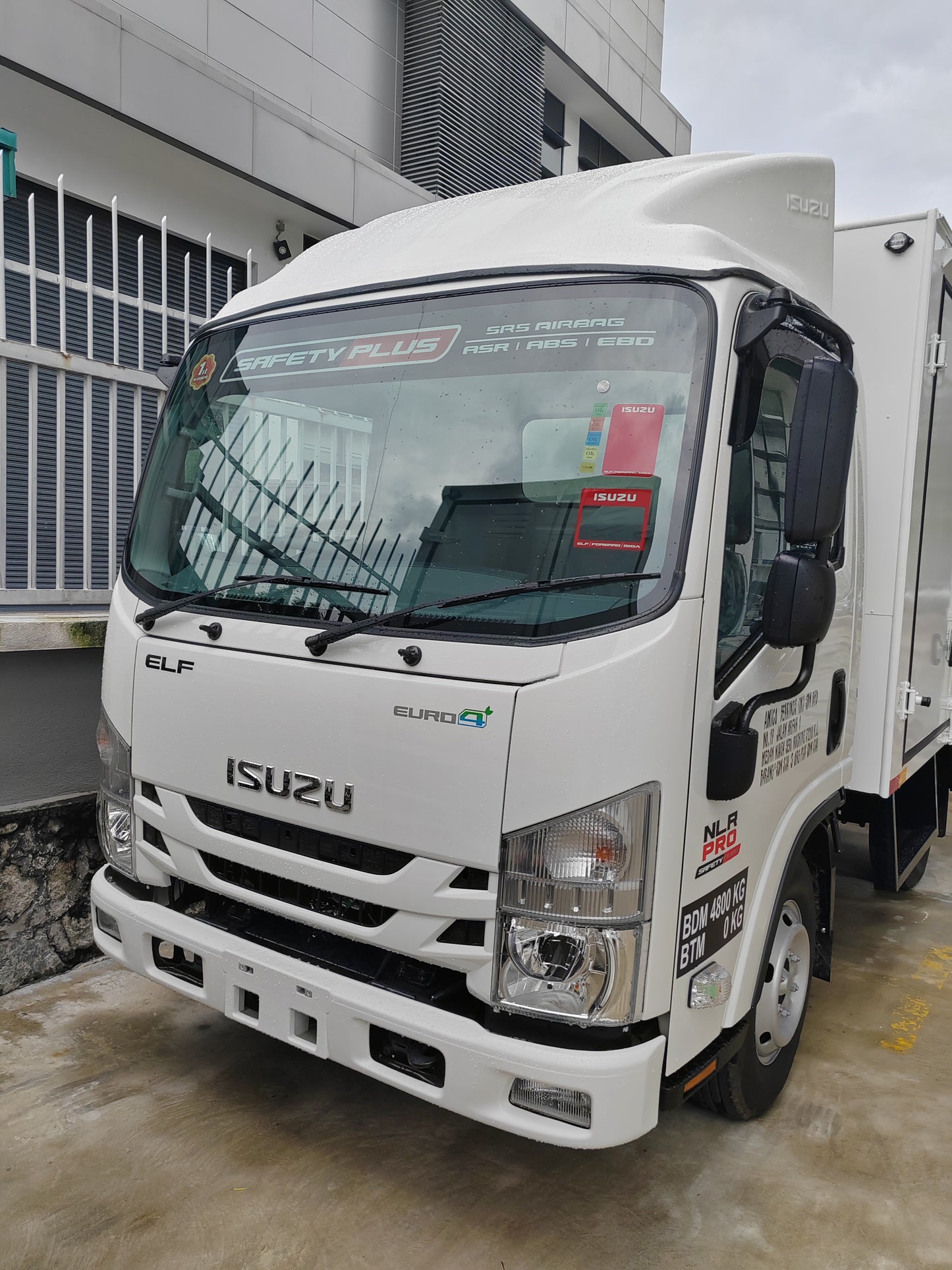 2025 ISUZU NLR Pro 10ft Aluminum Box