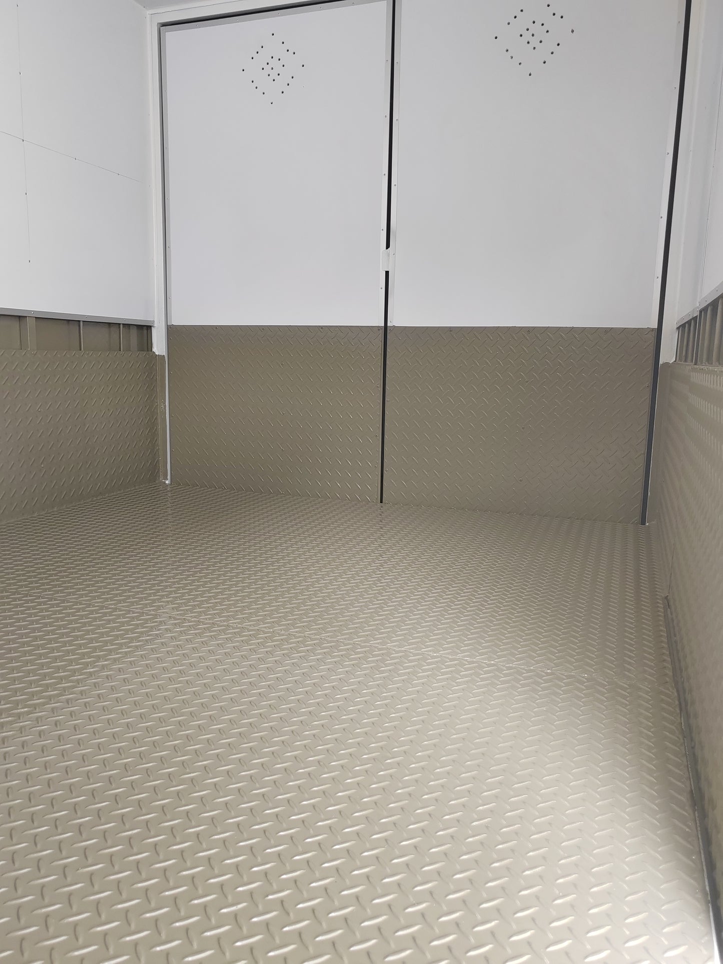 2025 ISUZU NLR Pro 10ft Aluminum Box