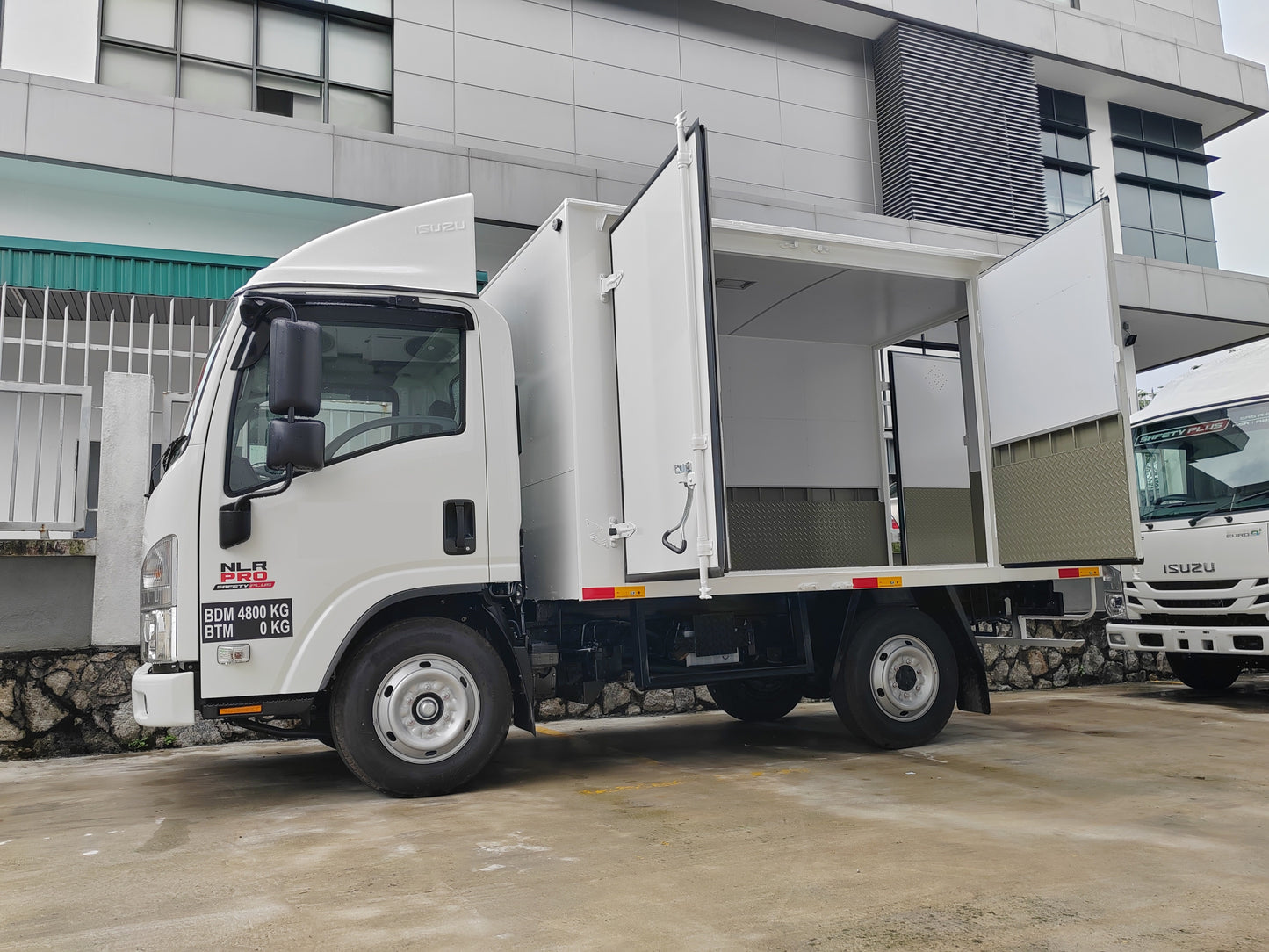 2025 ISUZU NLR Pro 10ft Aluminum Box