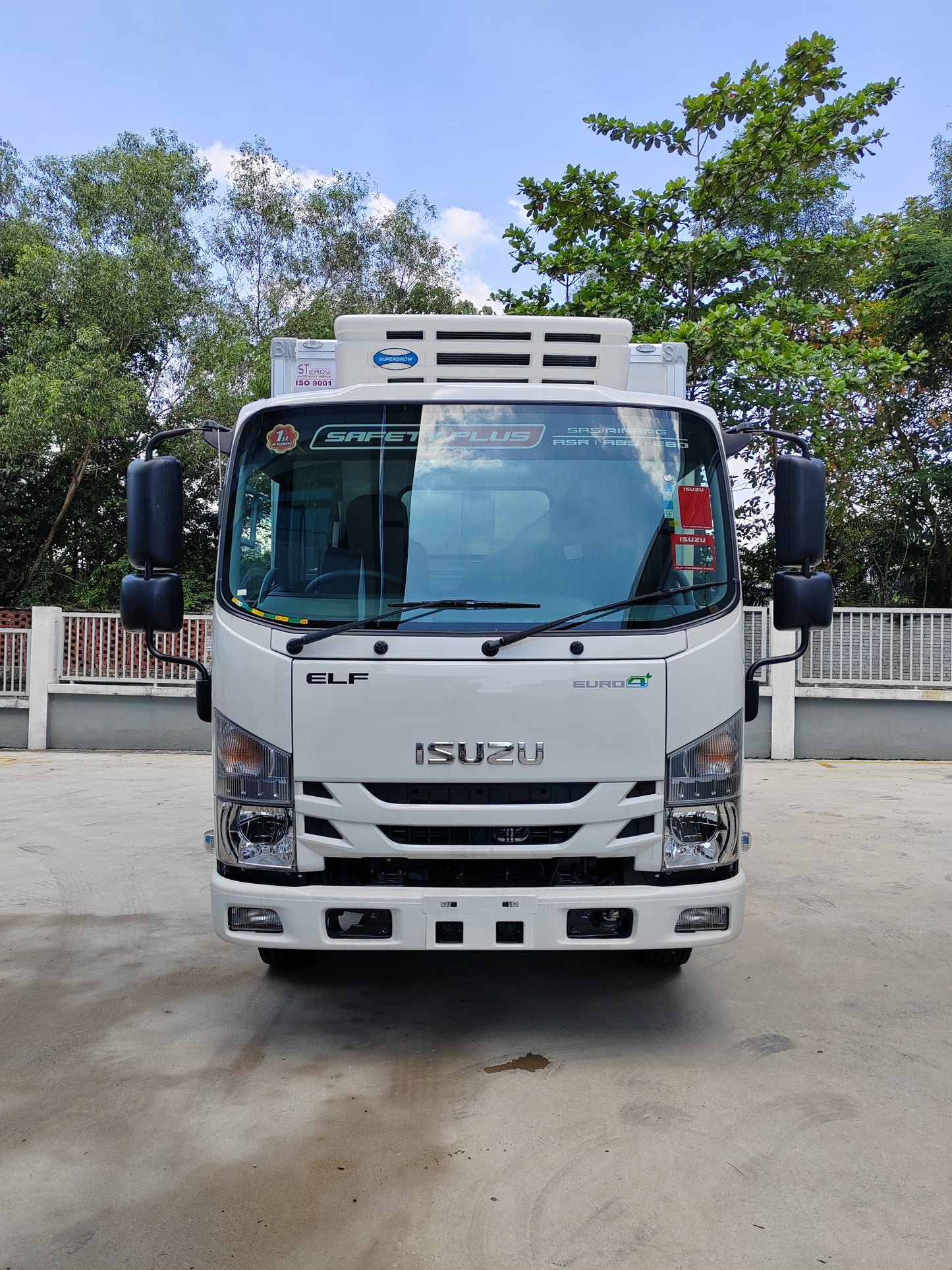 2025 ISUZU NMR125 10ft Refrigerator Box