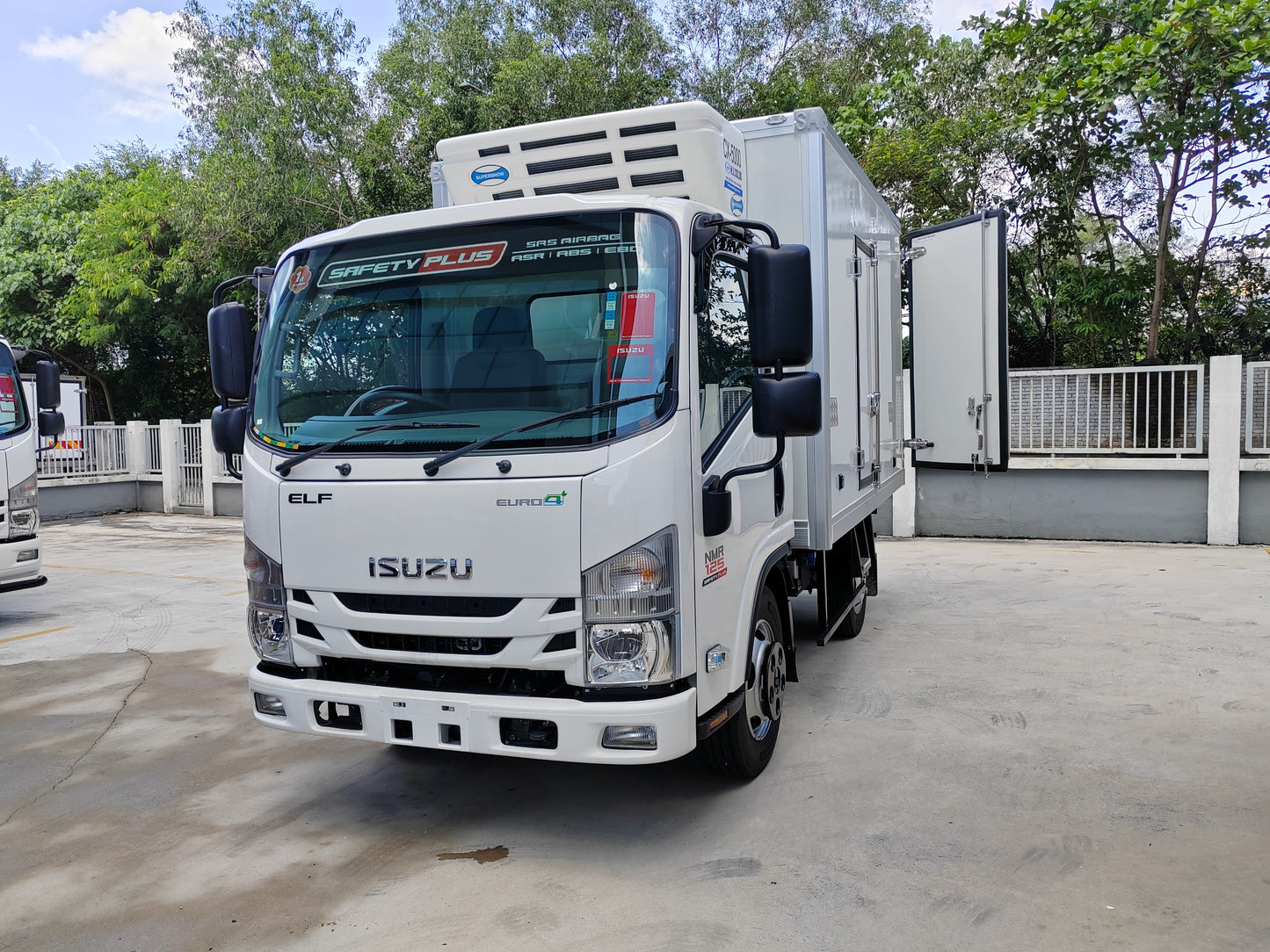 2025 ISUZU NMR125 10ft Refrigerator Box