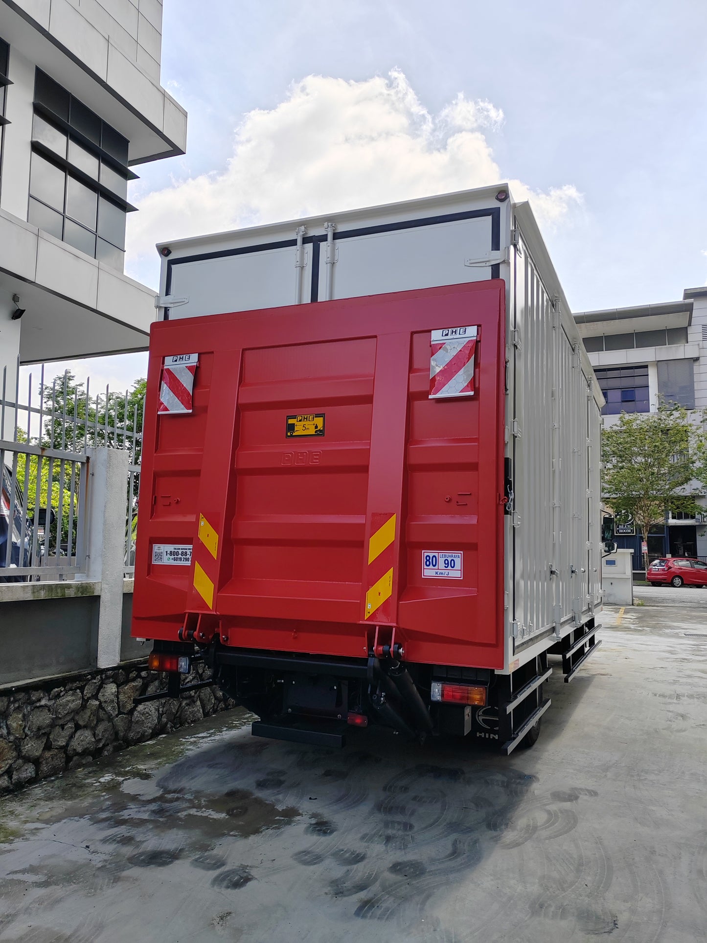 2026 HINO XZC730R 21ft Corrugated Box 10 Doors