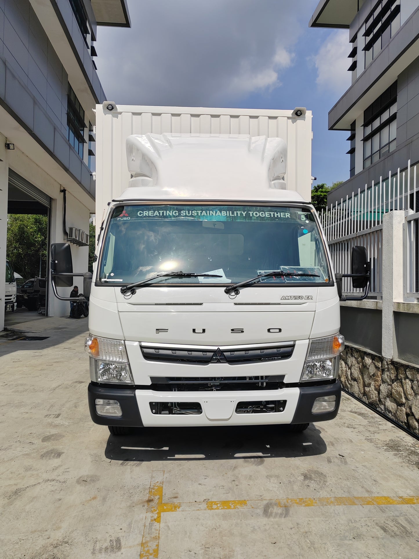 2025 Mitsubishi FUSO 150ER 14.5ft Corrugated Box All-doors