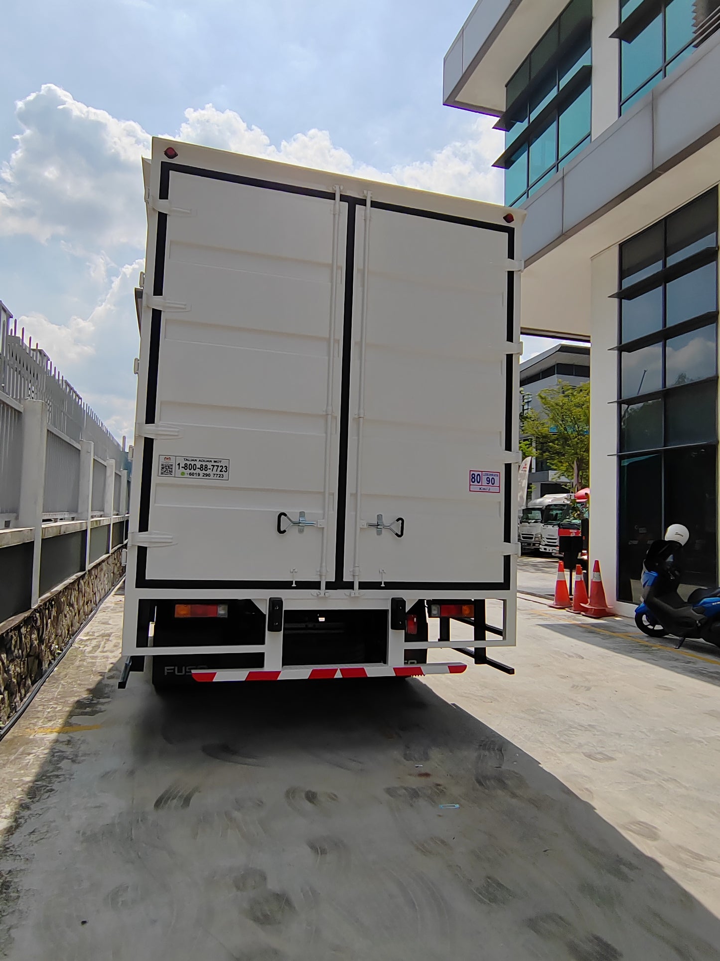 2025 Mitsubishi FUSO 150ER 14.5ft Corrugated Box All-doors