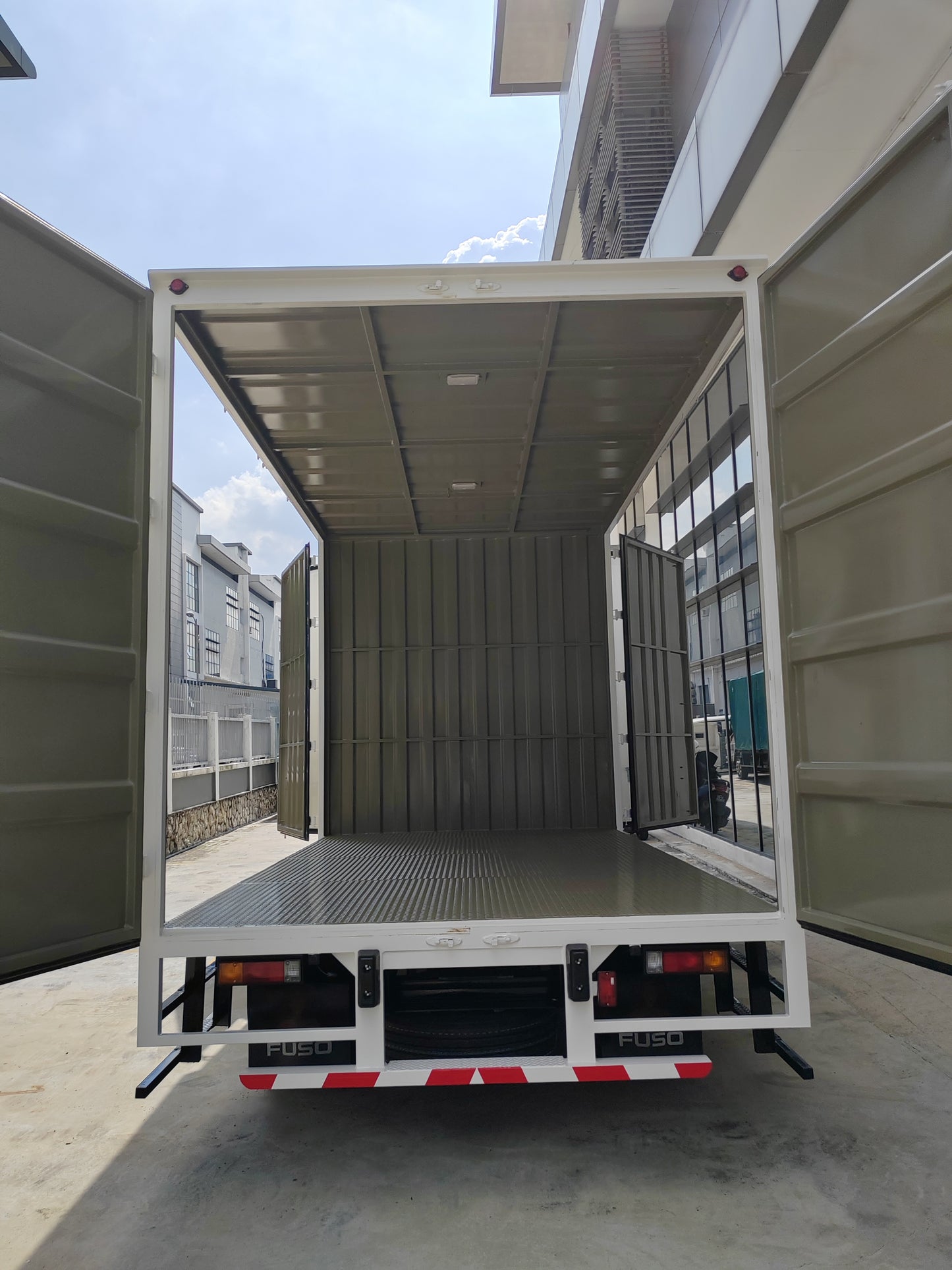 2025 Mitsubishi FUSO 150ER 14.5ft Corrugated Box All-doors